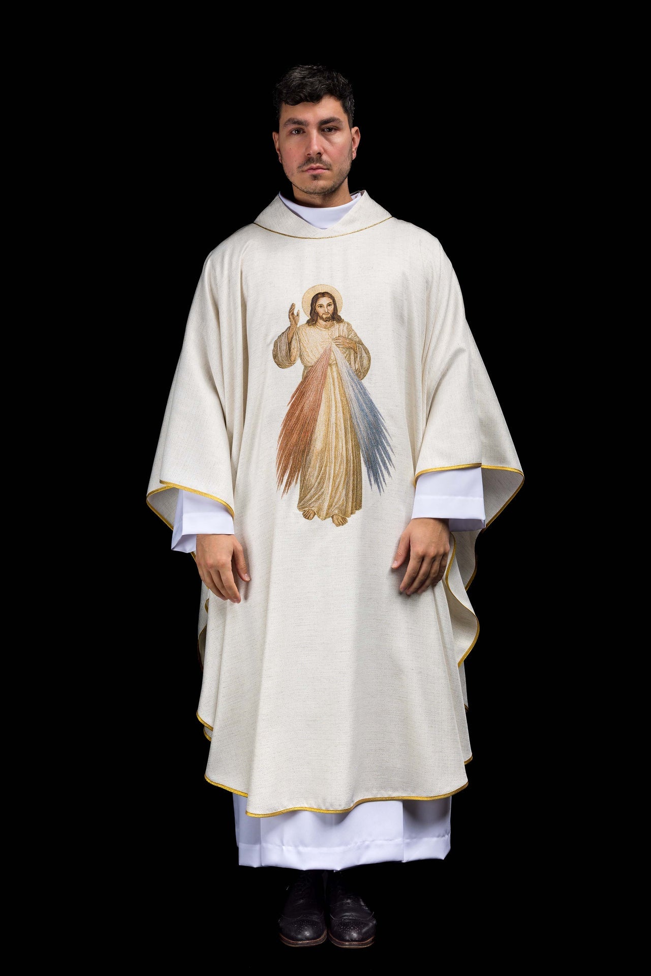 Chasuble brodée avec l’image de Jésus Miséricordieux ecru