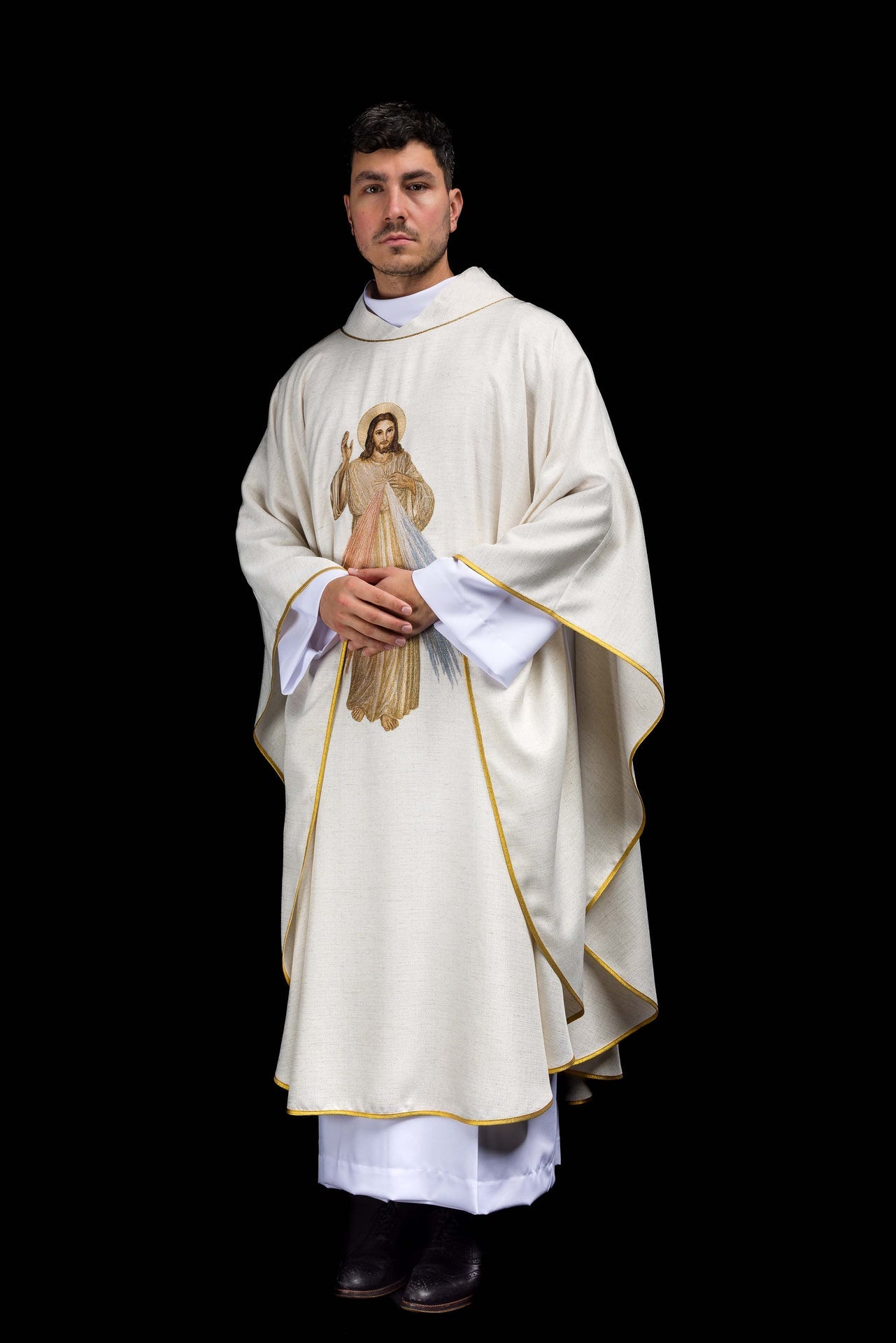 Chasuble brodée avec l’image de Jésus Miséricordieux ecru