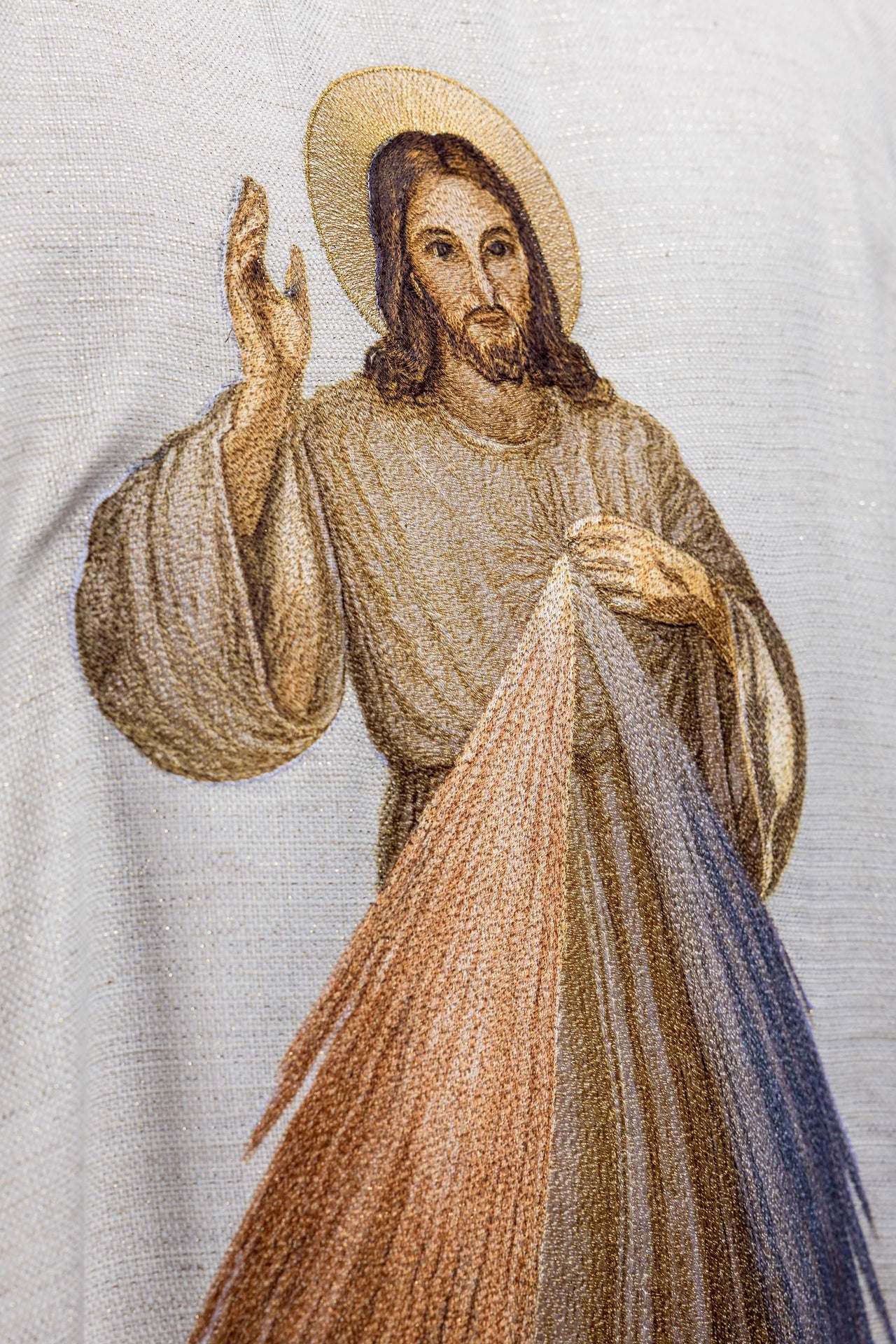 Chasuble brodée avec l’image de Jésus Miséricordieux ecru