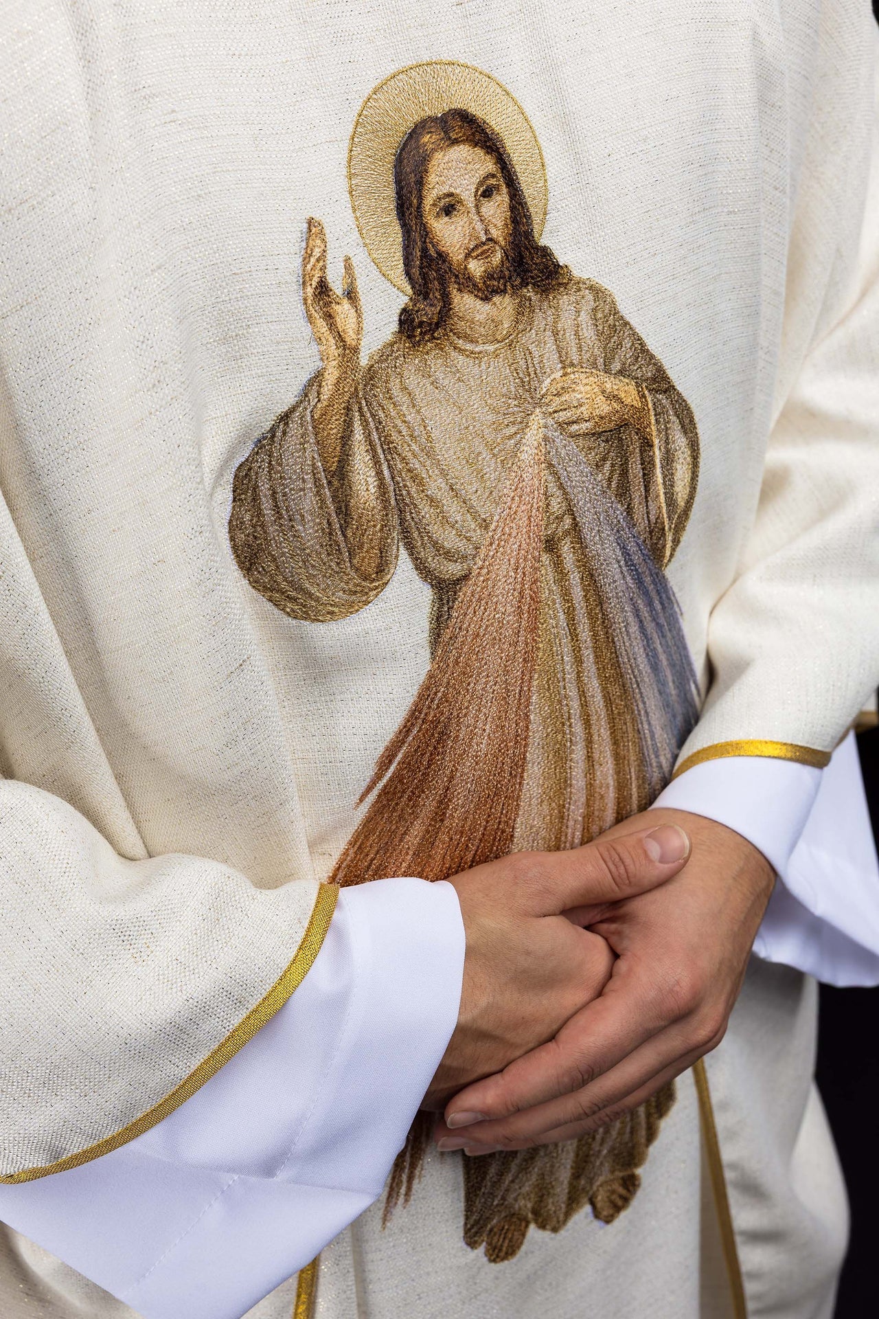 Chasuble brodée avec l’image de Jésus Miséricordieux ecru