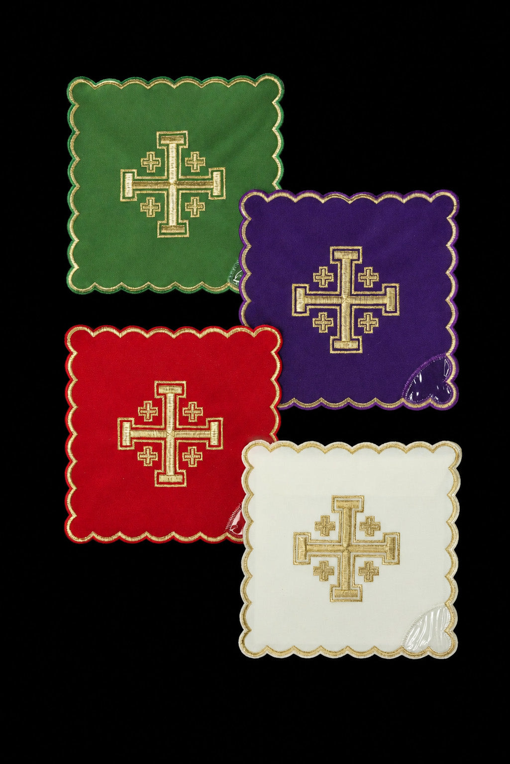 Ensemble de quatre pales de calice brodées de la Croix de Jérusalem, en vert, rouge, violet et blanc