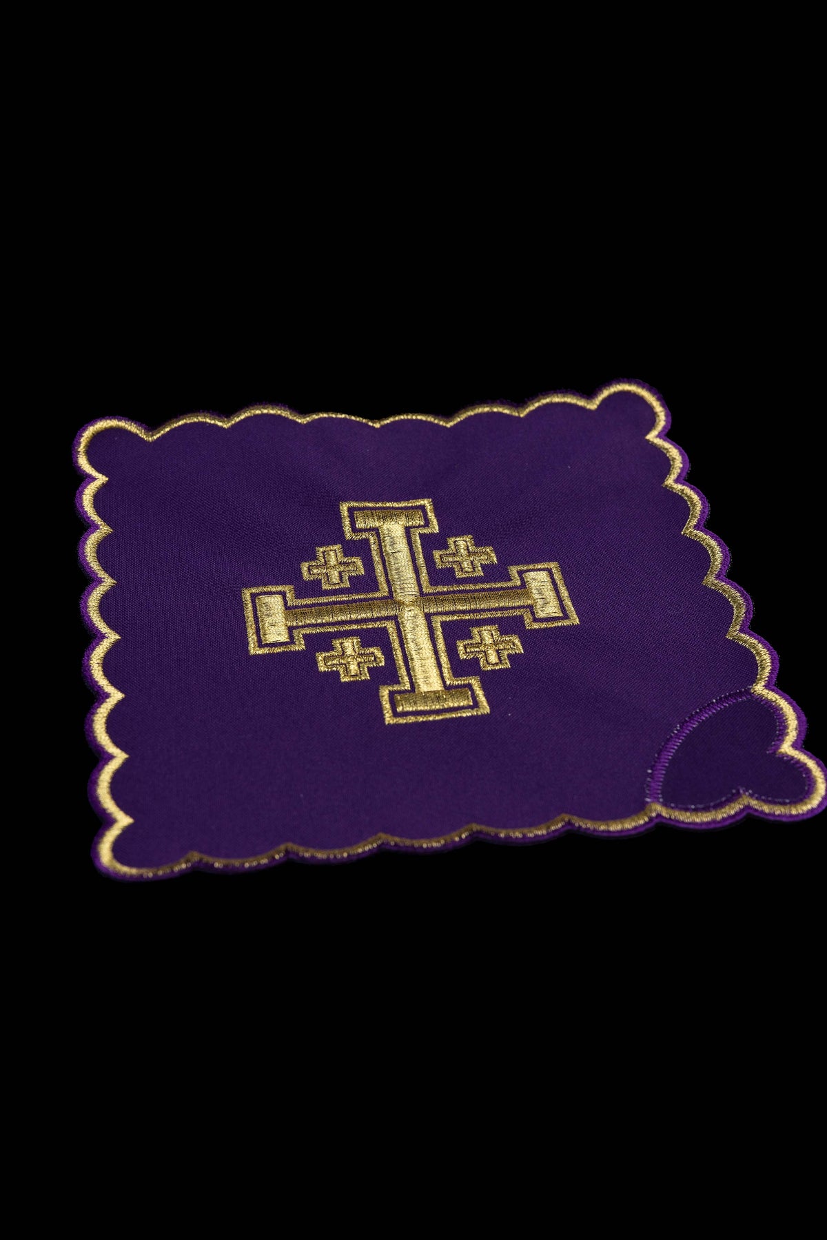 Pale de calice violette avec Croix de Jérusalem brodée et bord festonné doré