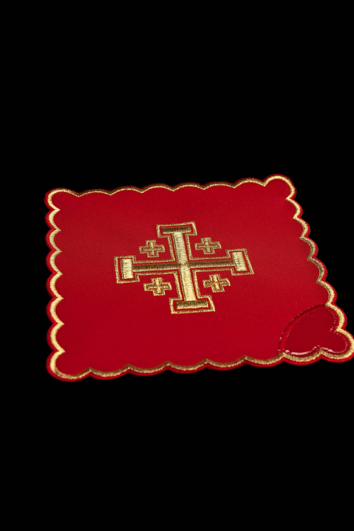 Pale de calice rouge avec Croix de Jérusalem brodée et bordure dorée festonnée