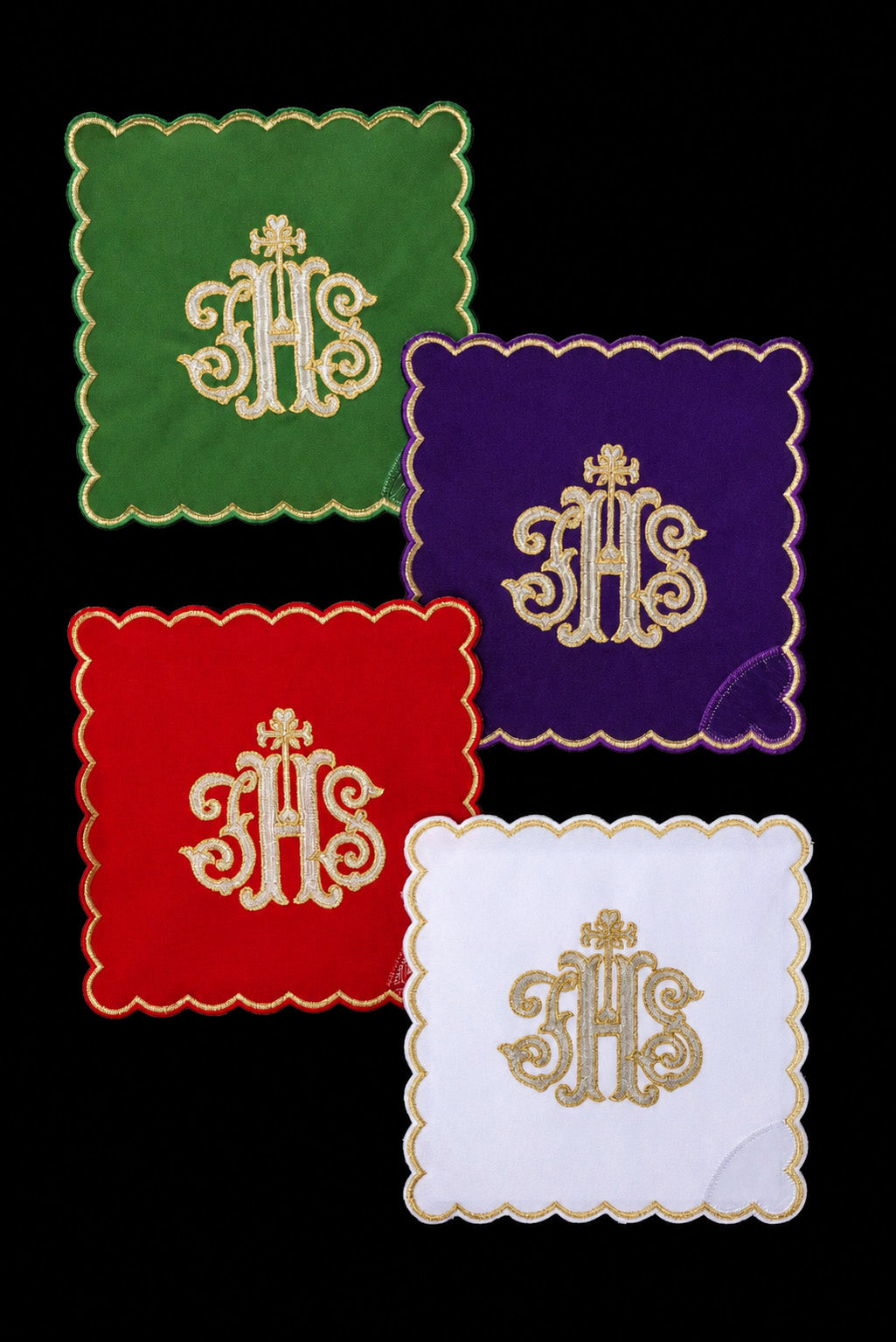 Ensemble de quatre pales de calice brodées avec motif IHS, en vert, rouge, violet et blanc