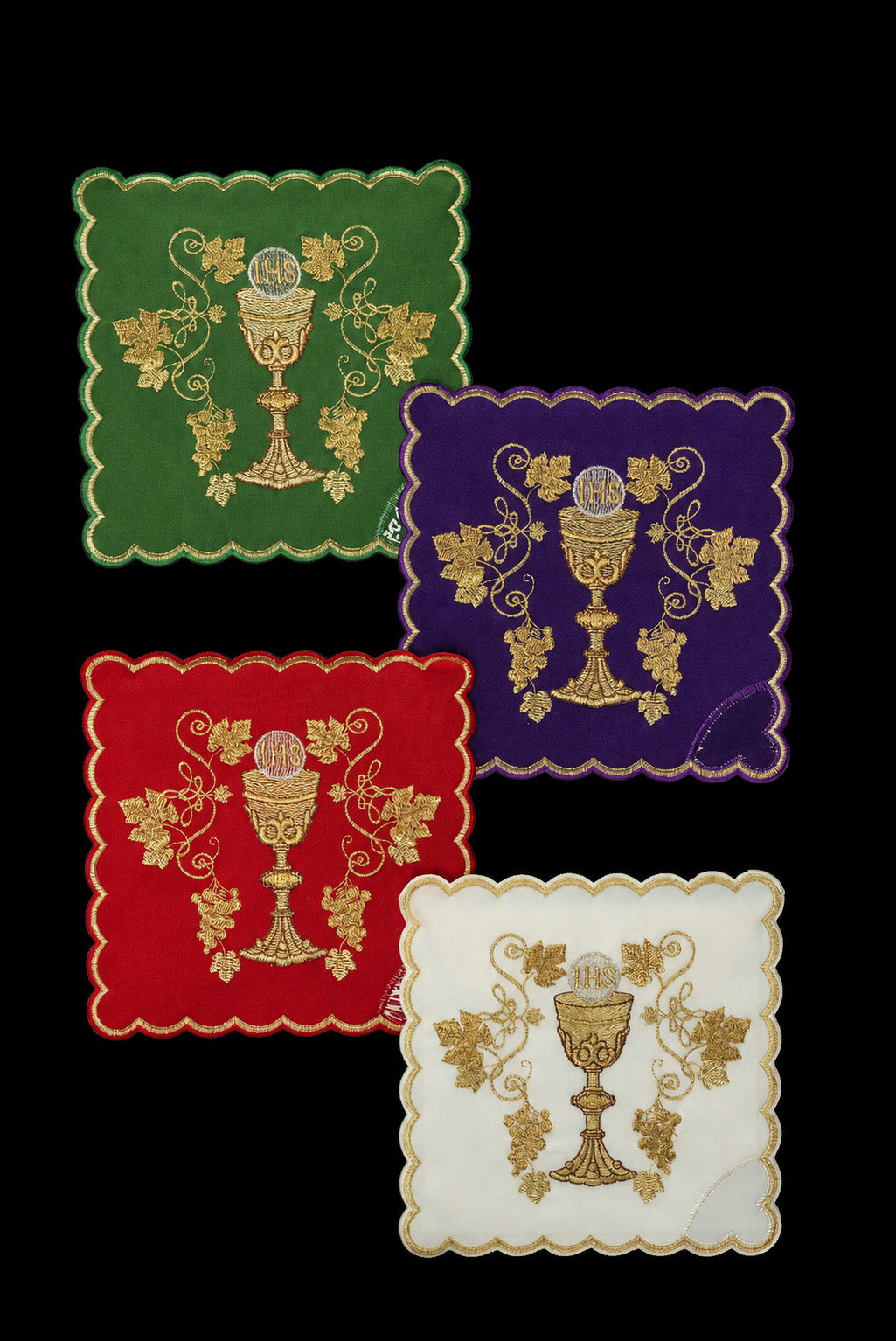 Ensemble de quatre pales de calice brodées avec motif de calice