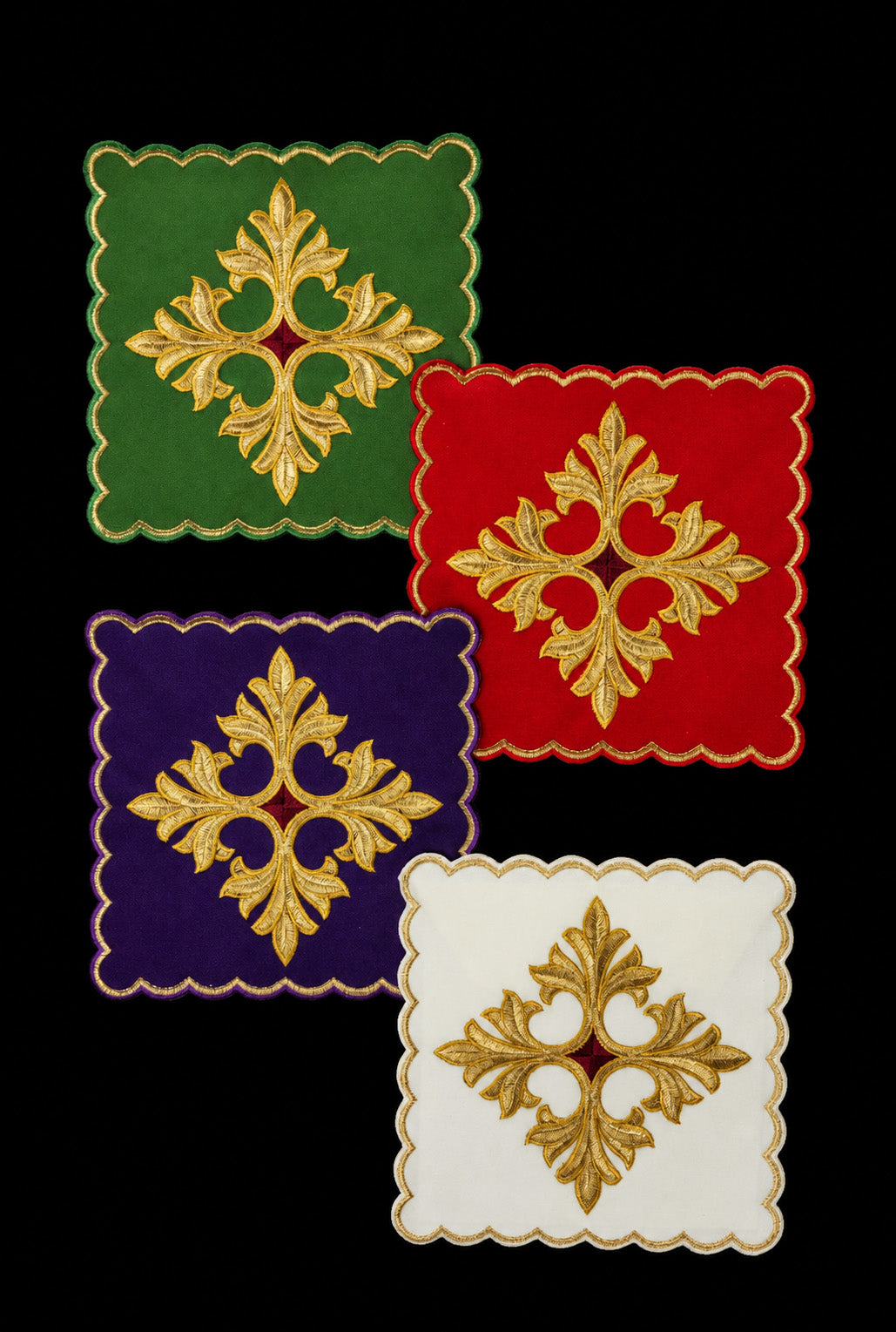 Ensemble de quatre pales de calice brodées avec symbole de croix