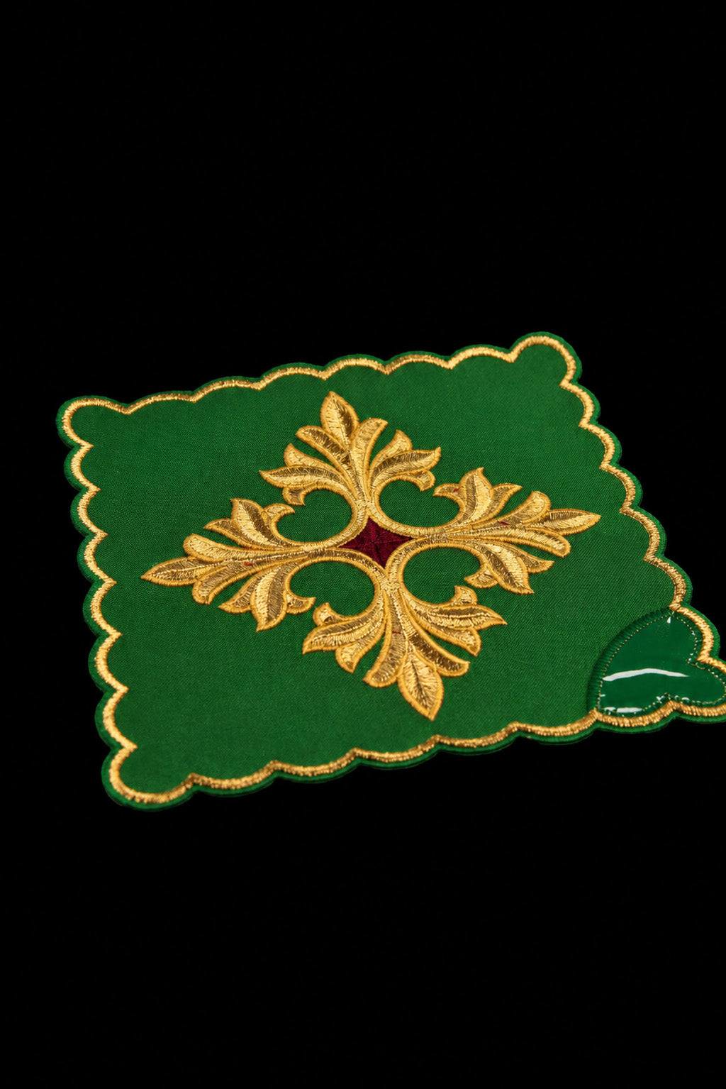 Ensemble de quatre pales de calice brodées avec symbole de croix