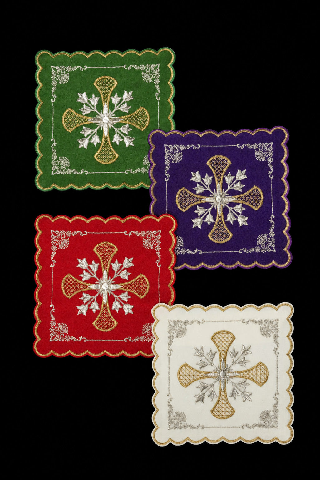 Ensemble de quatre pales de calice avec croix brodée et ornements floraux