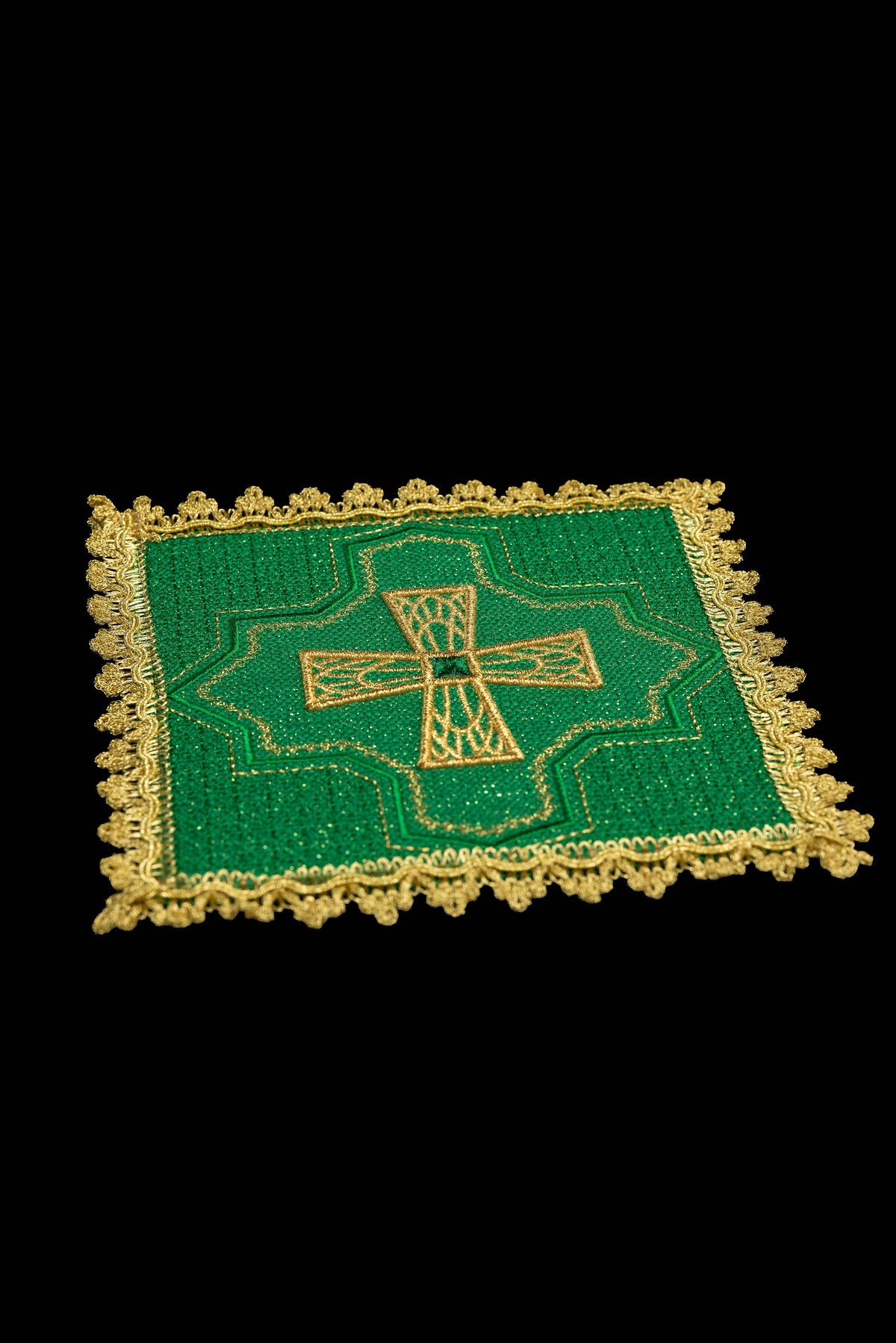 Pale de calice verte avec croix brodée et galon doré, vue rapprochée