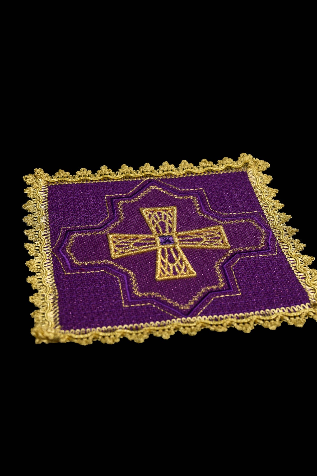 Pale de calice violette avec croix brodée et galon doré, vue rapprochée