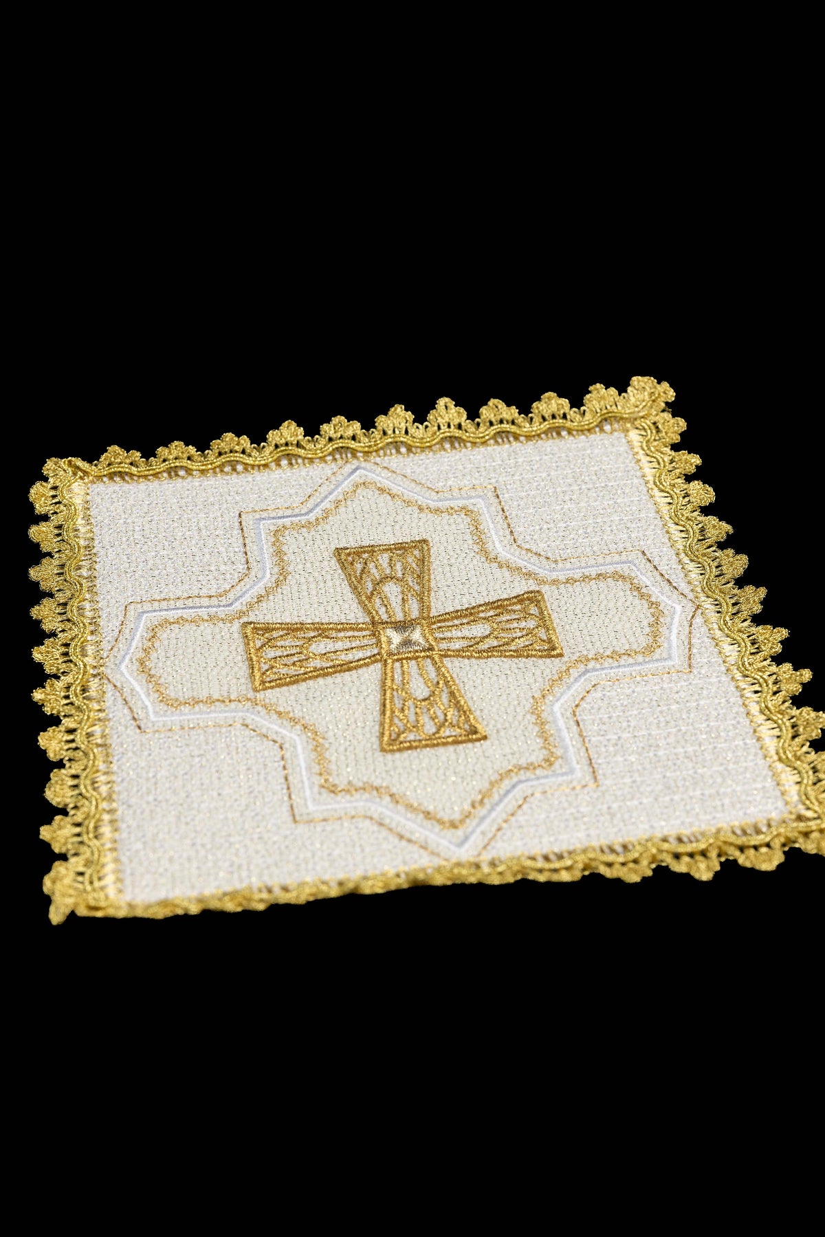 Pale de calice blanche avec croix brodée et galon doré, vue rapprochée