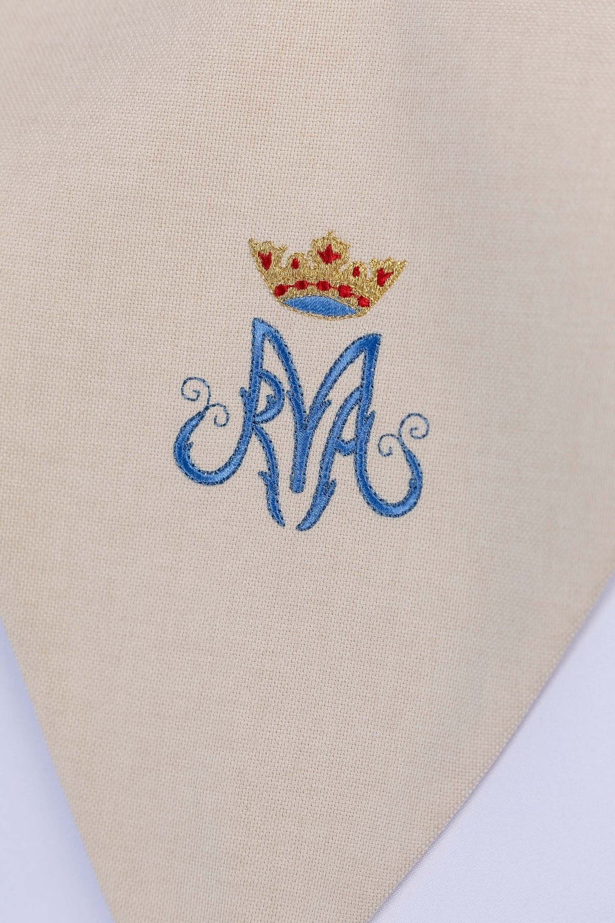 Pallium de lecteur écru avec motif marial brodé