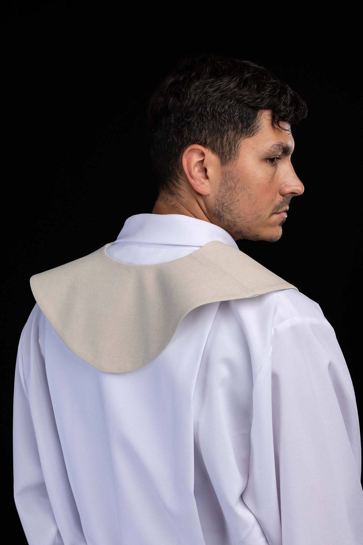 Pallium de lecteur écru brodé d’une croix dorée