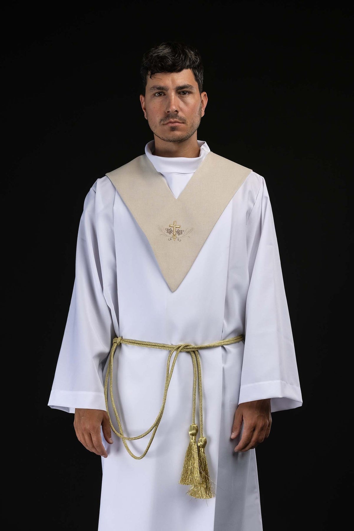 Pallium de lecteur écru brodé d’une croix dorée