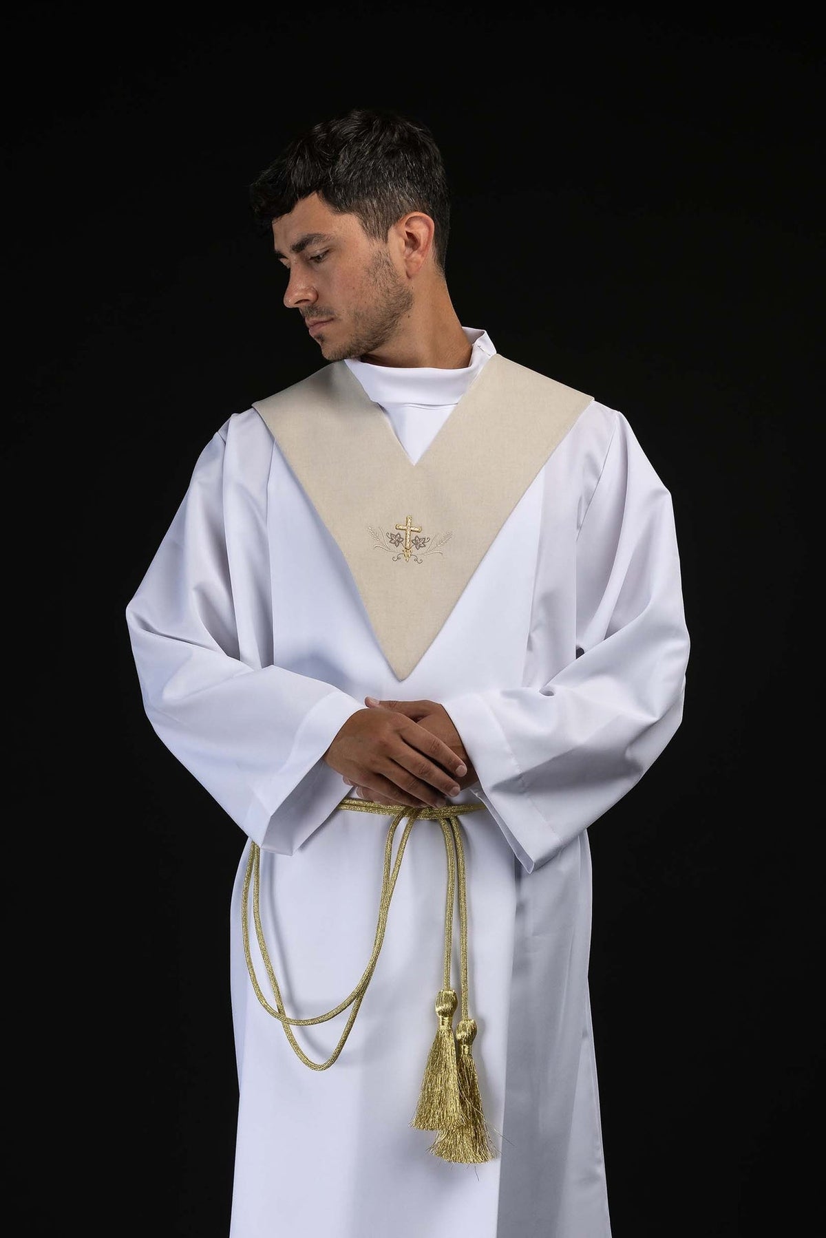 Pallium de lecteur écru brodé d’une croix dorée