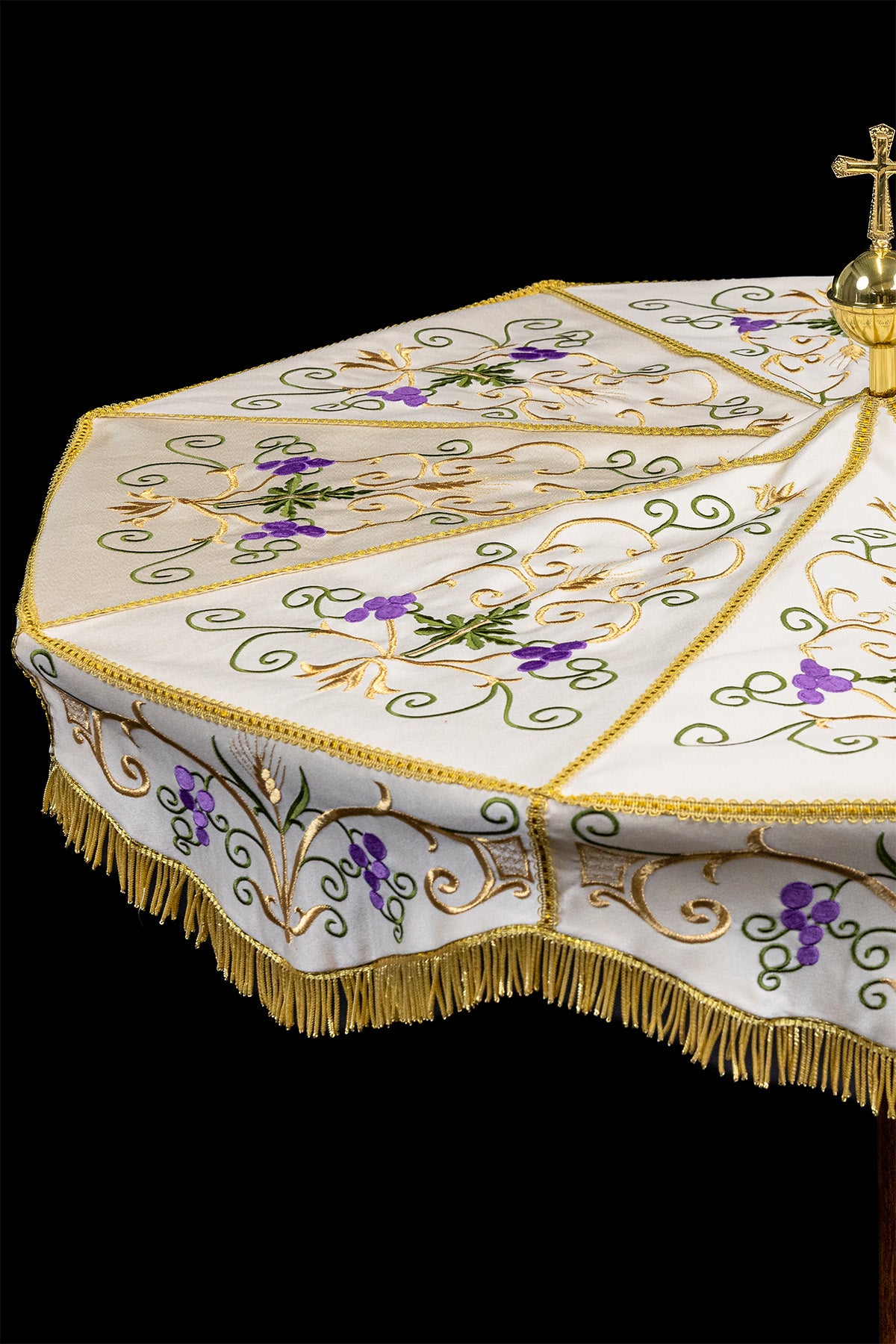Ombrelle de procession écrue à broderie dorée et polychrome pour la Fête-Dieu