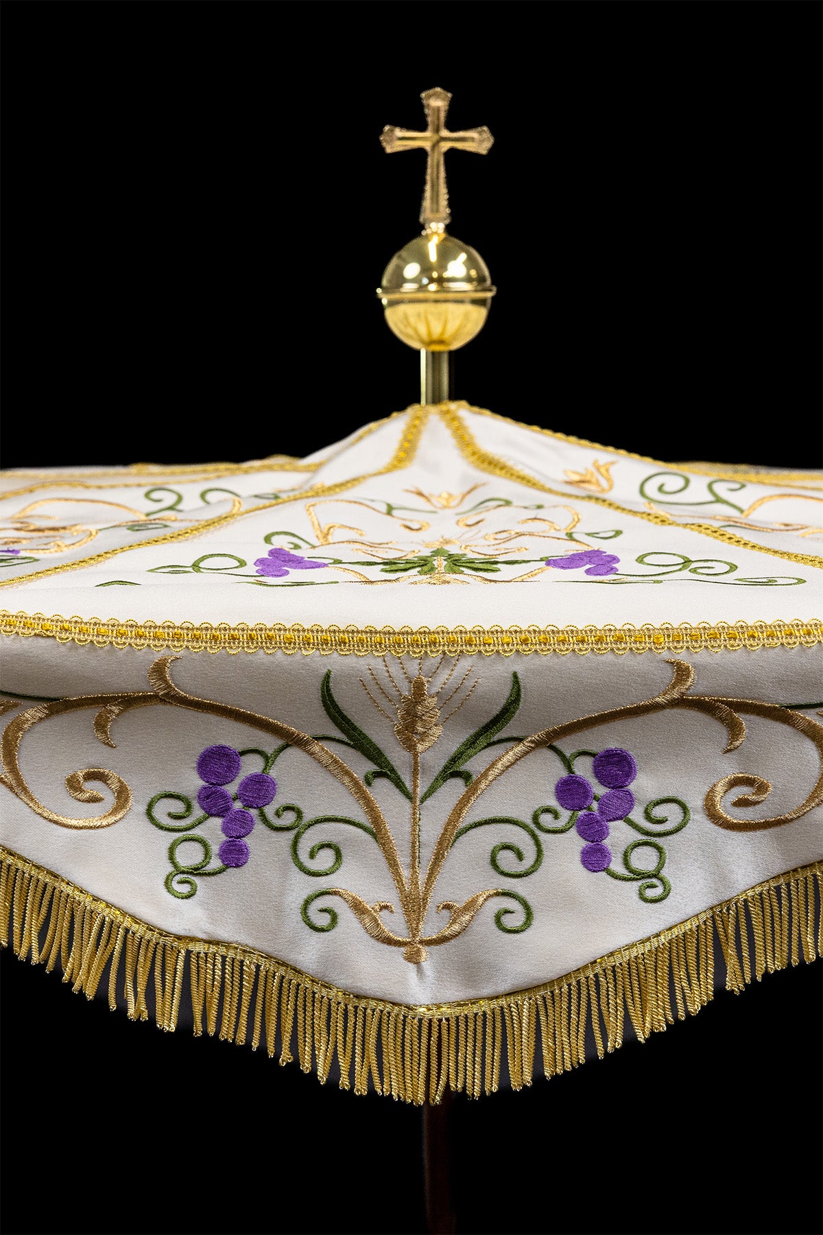 Ombrelle de procession écrue à broderie dorée et polychrome pour la Fête-Dieu