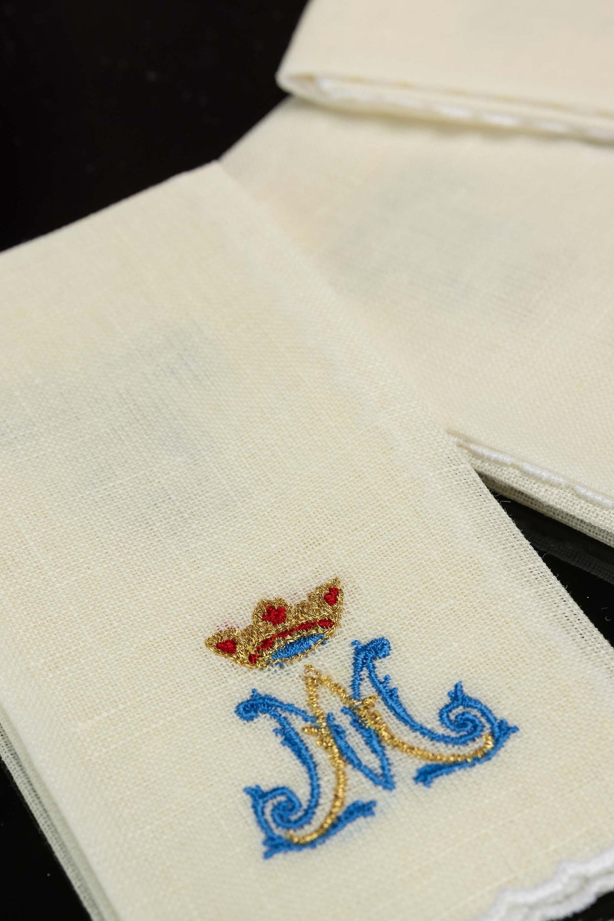 Ensemble de 5 purificatoires liturgiques en lin avec broderie mariale