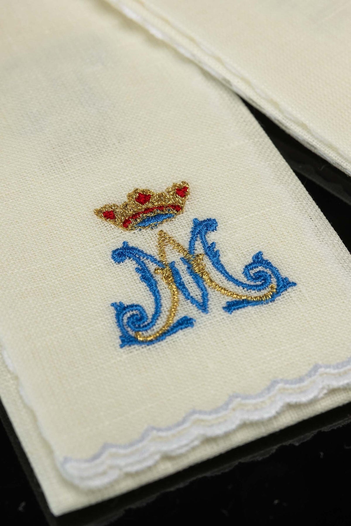 Ensemble de 5 purificatoires liturgiques en lin avec broderie mariale