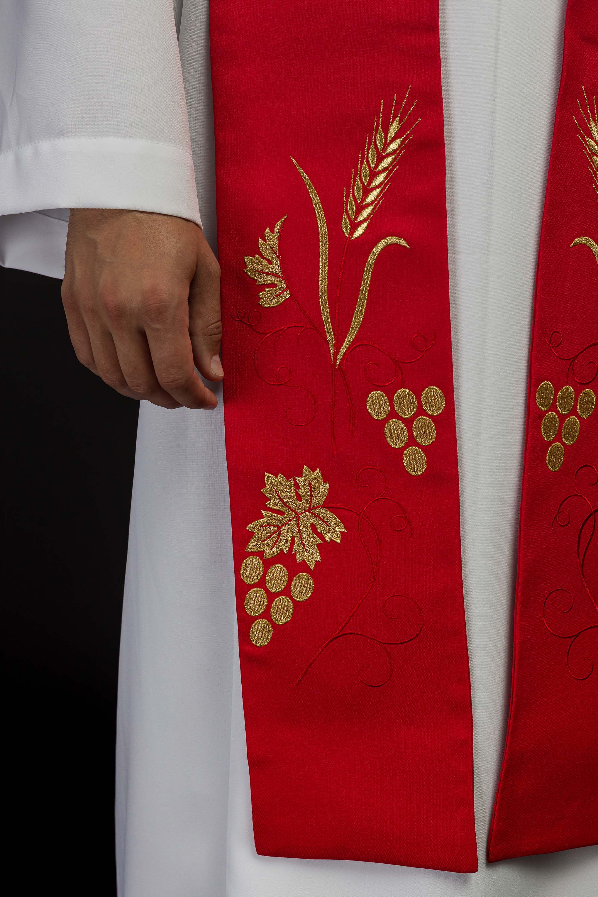 Étole de prêtre brodée de raisins et d'épis en rouge