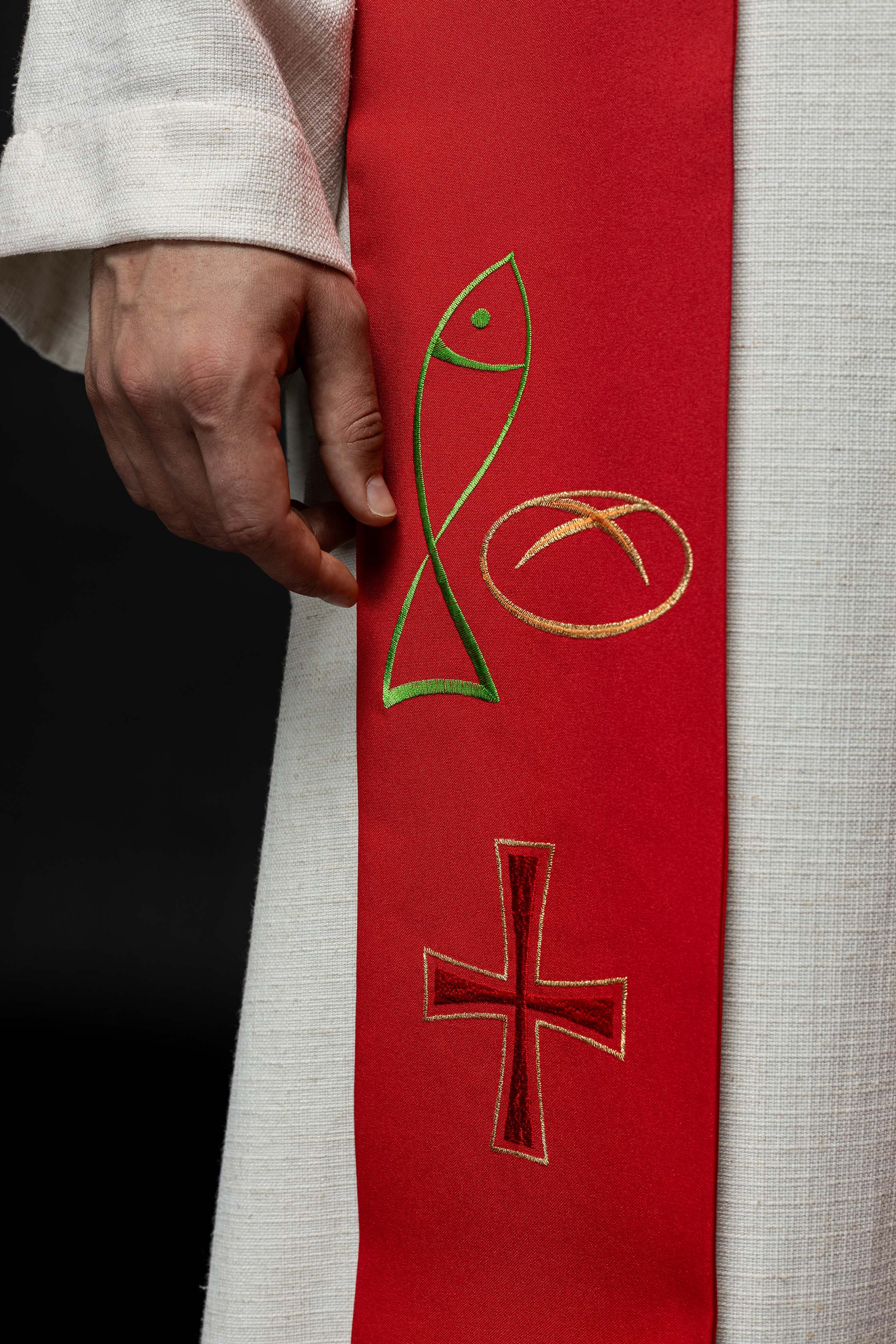 Étole de prêtre brodée en rouge avec motif Fish Bread Cross