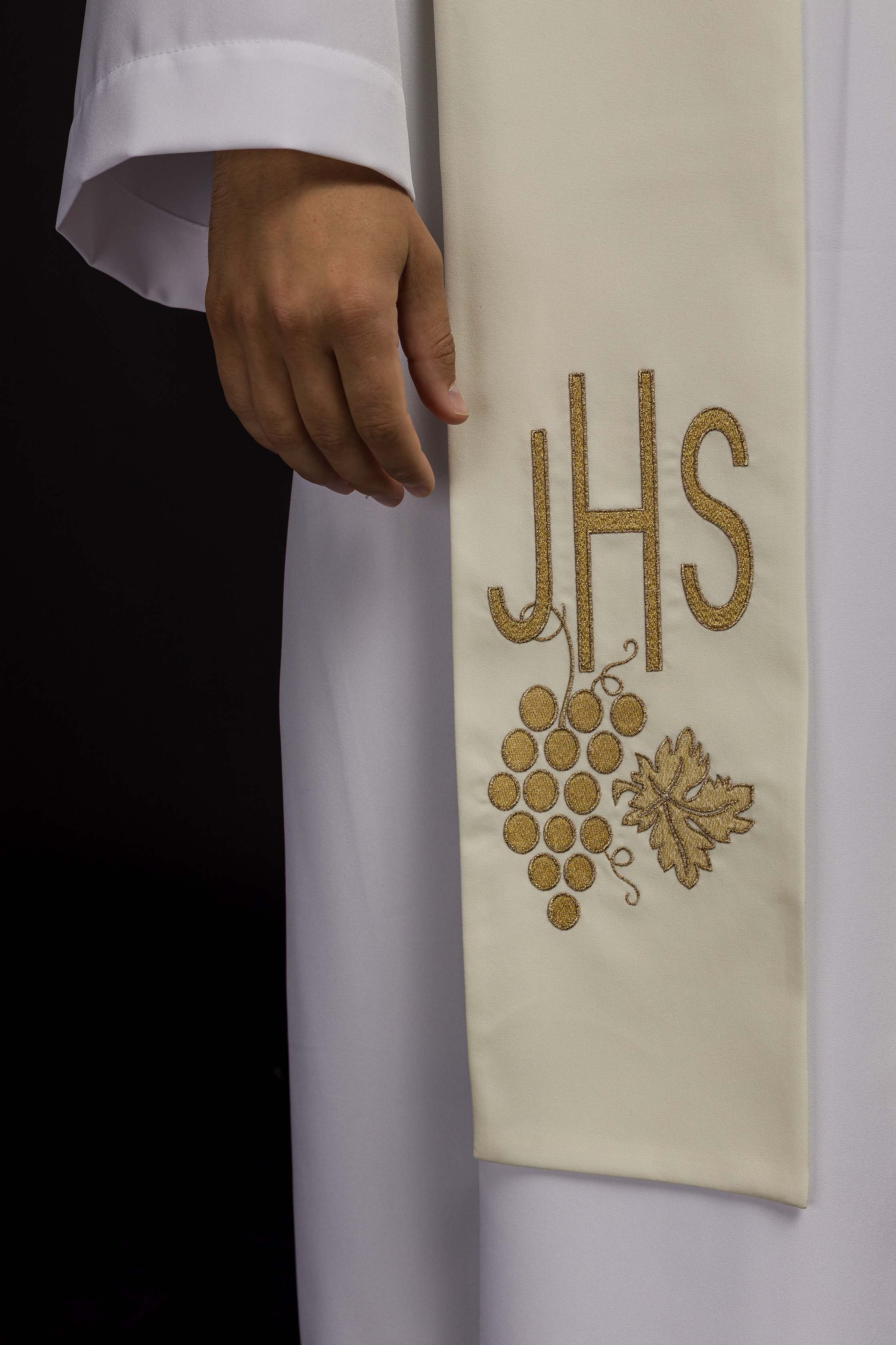 Étole de prêtre brodée IHS avec raisins écrus