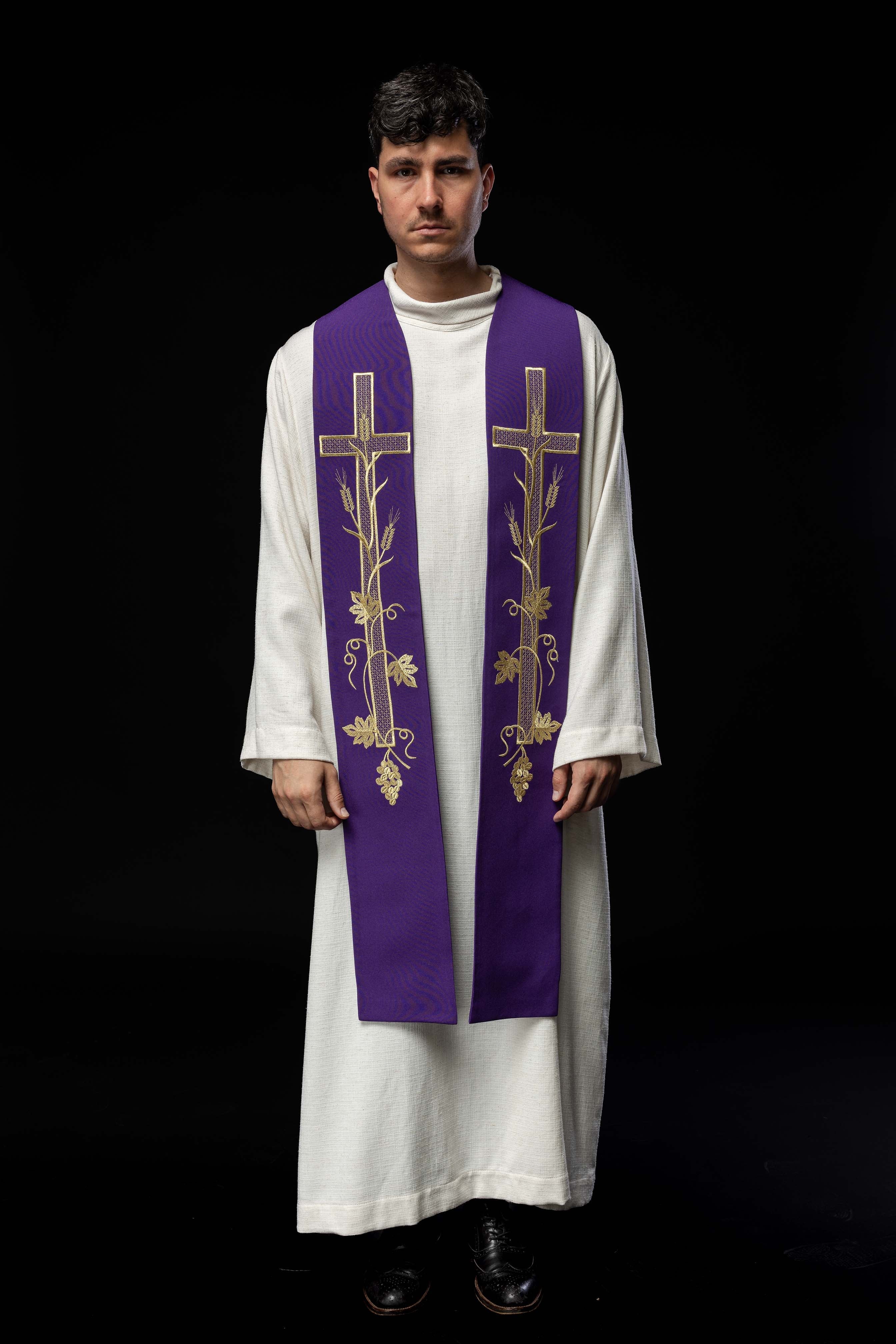 Étole de prêtre violette brodée d'une croix