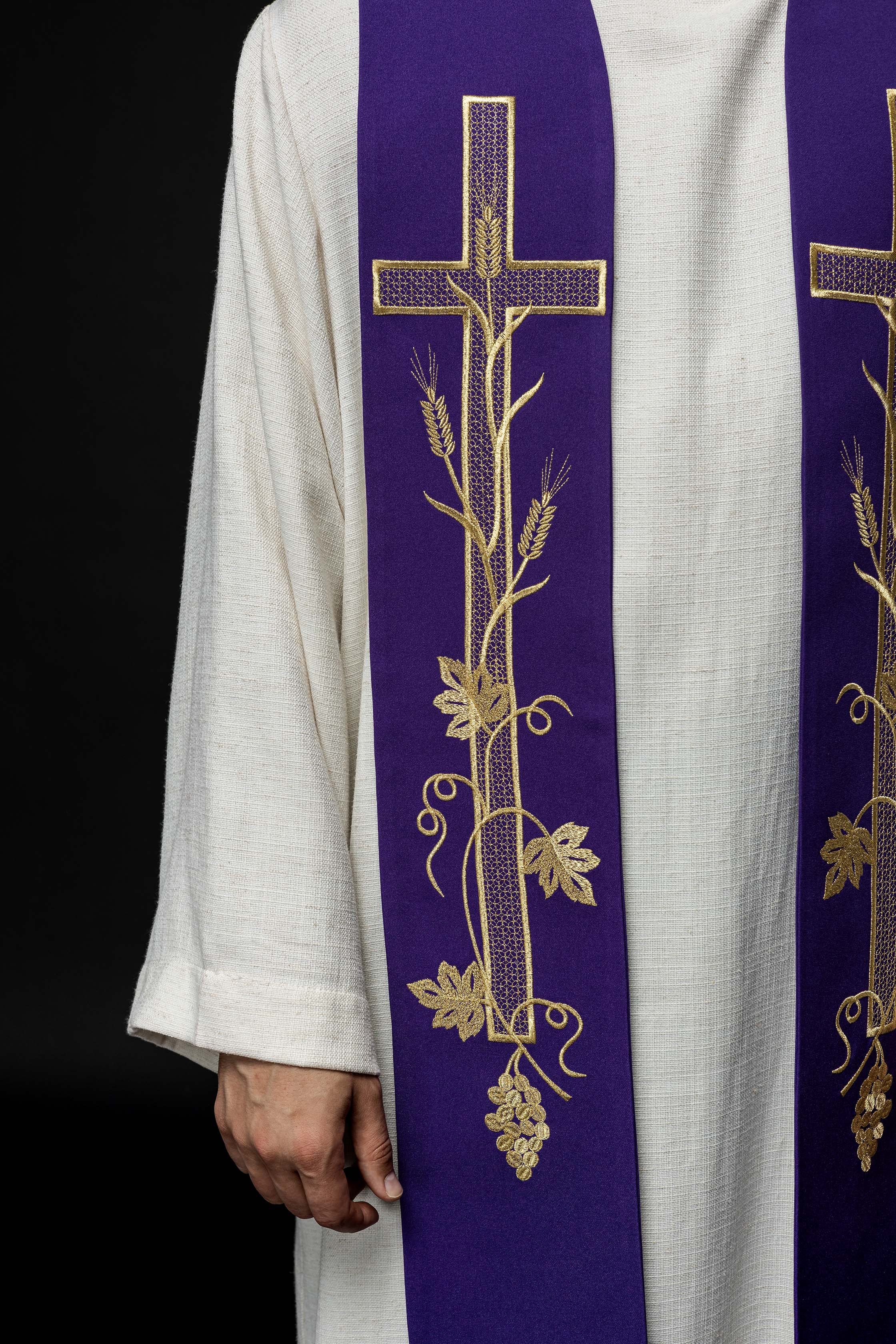 Étole de prêtre violette brodée d'une croix
