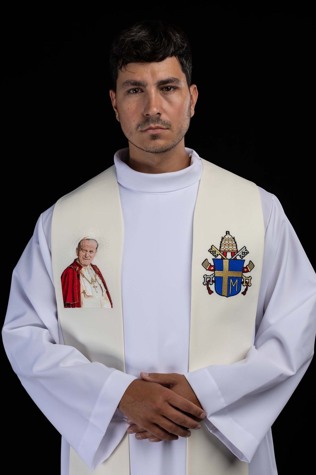 Étole écrue avec un orfroi brodé à l’effigie de Jean-Paul II