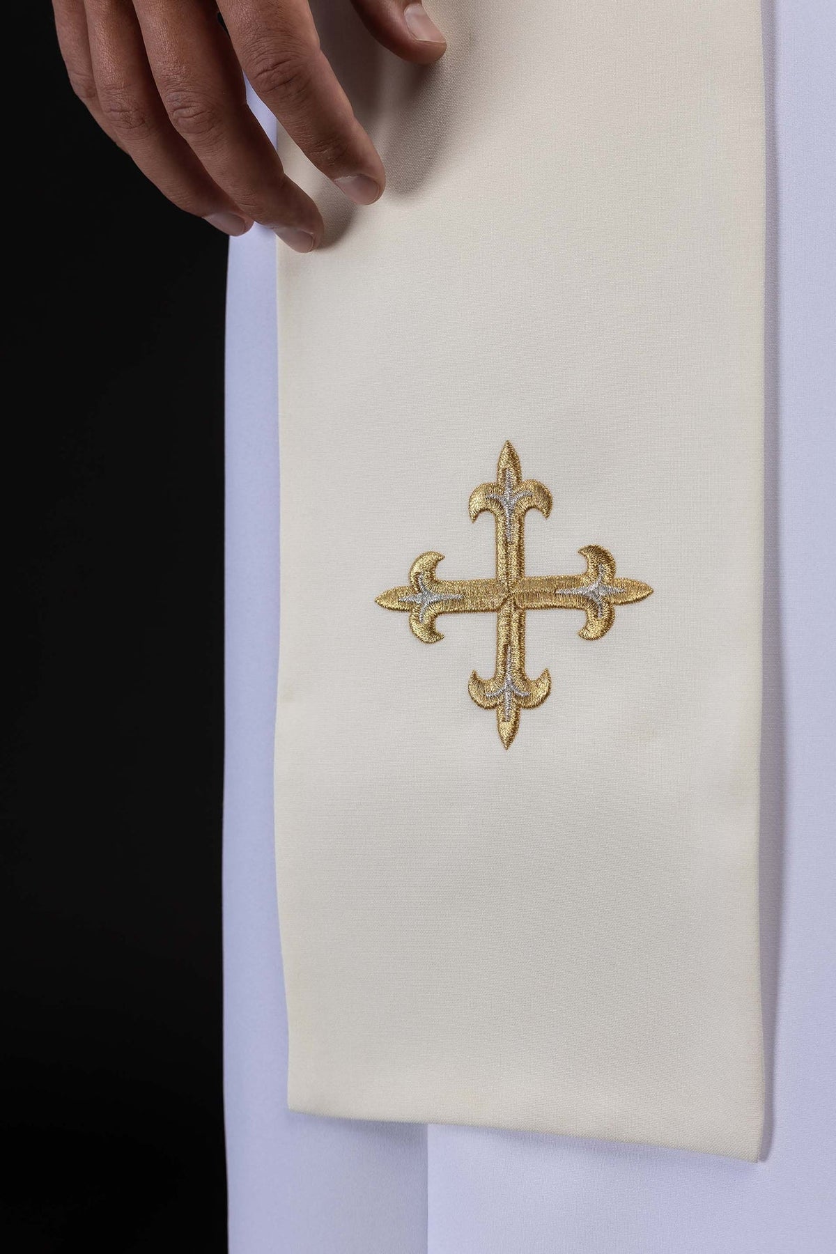 Étole écrue avec un orfroi brodé à l’effigie de Jean-Paul II
