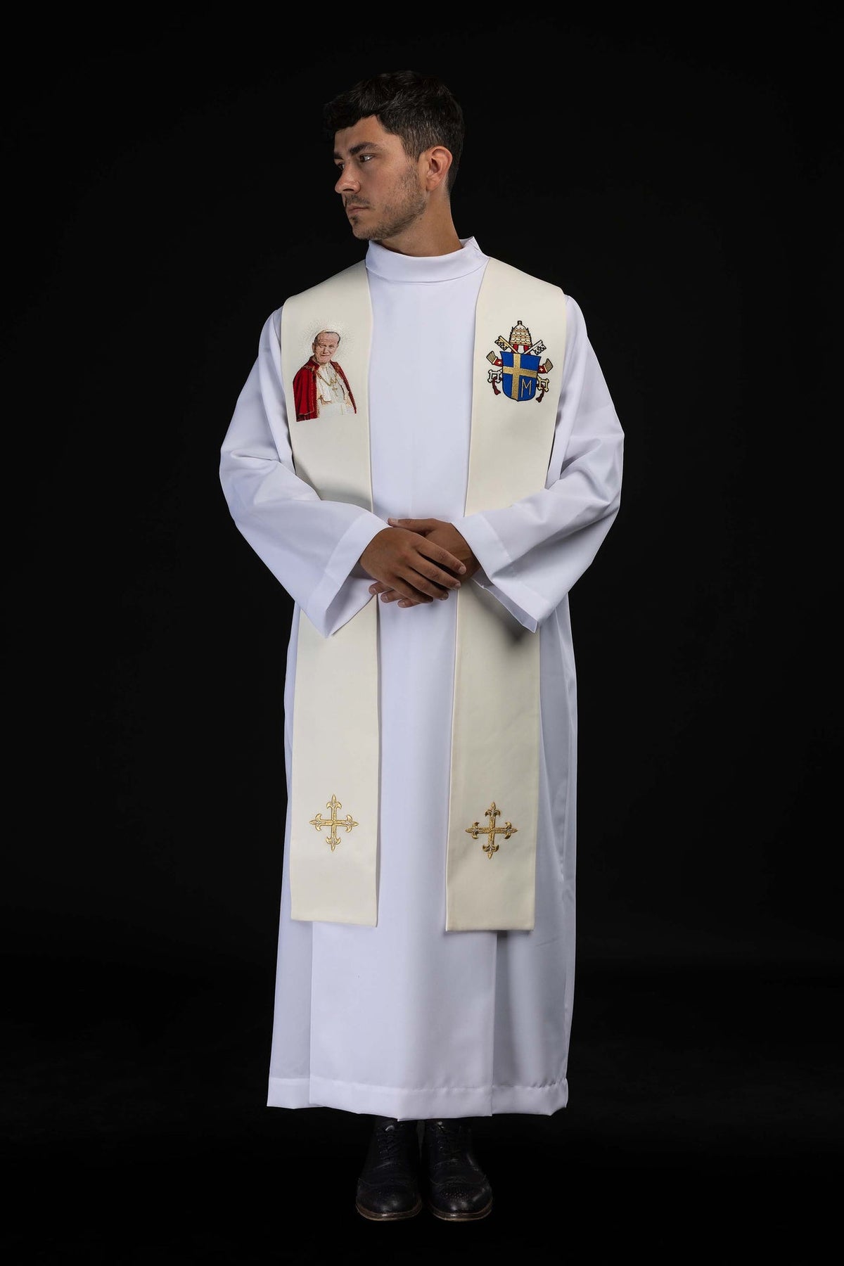 Étole écrue avec un orfroi brodé à l’effigie de Jean-Paul II