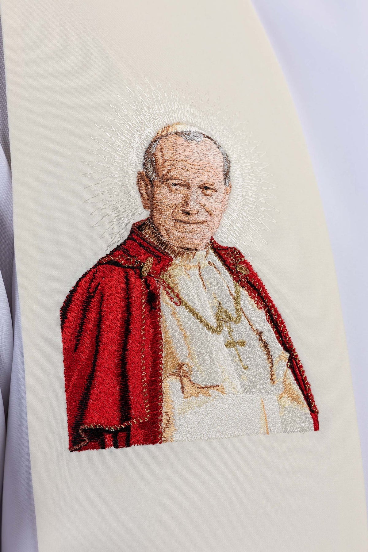 Étole écrue avec un orfroi brodé à l’effigie de Jean-Paul II