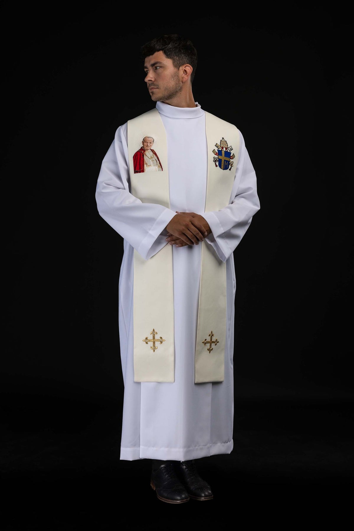 Étole écrue avec un orfroi brodé à l’effigie de Jean-Paul II