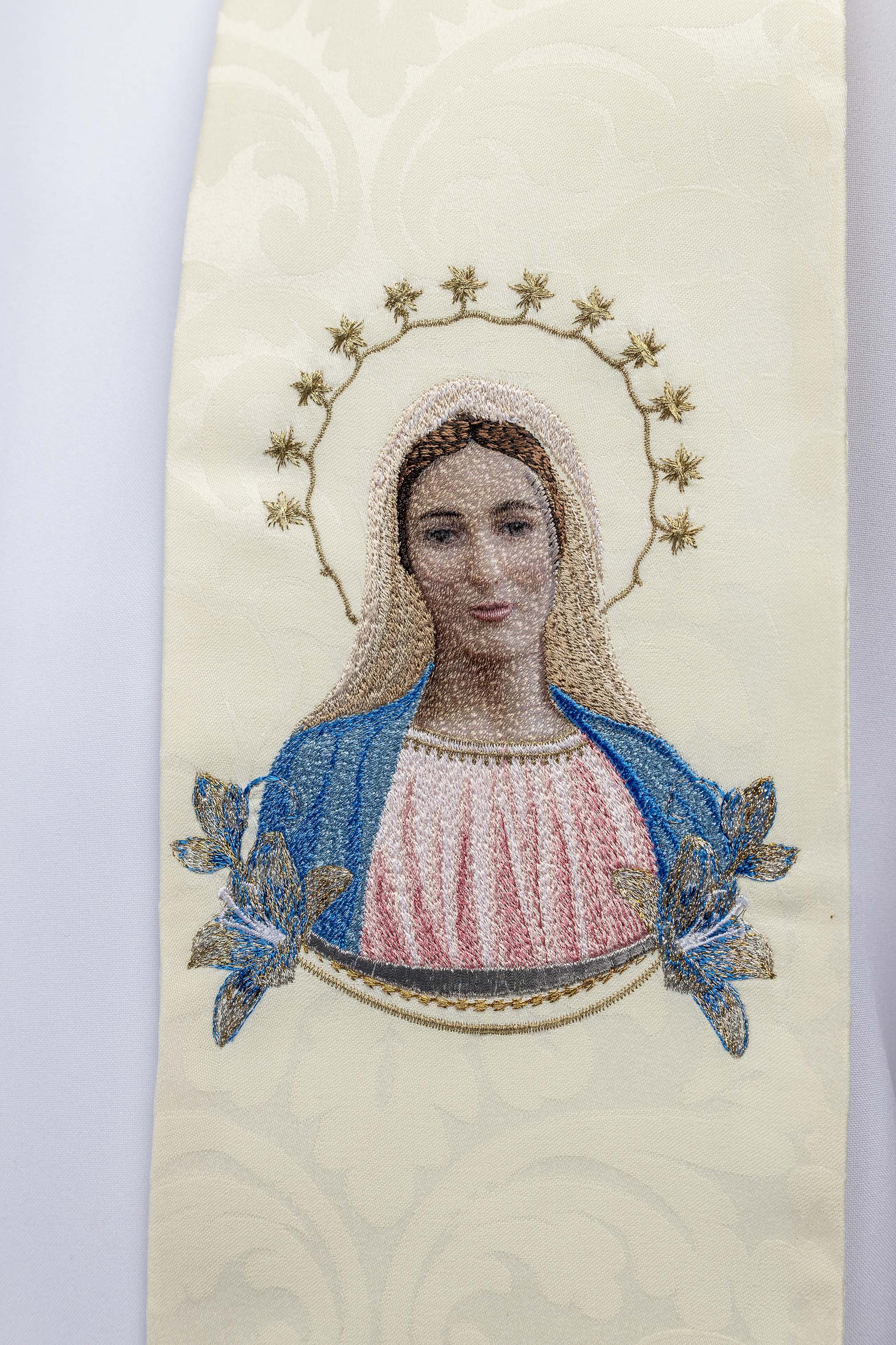 Étole brodée avec l’image de Notre-Dame de Medjugorje