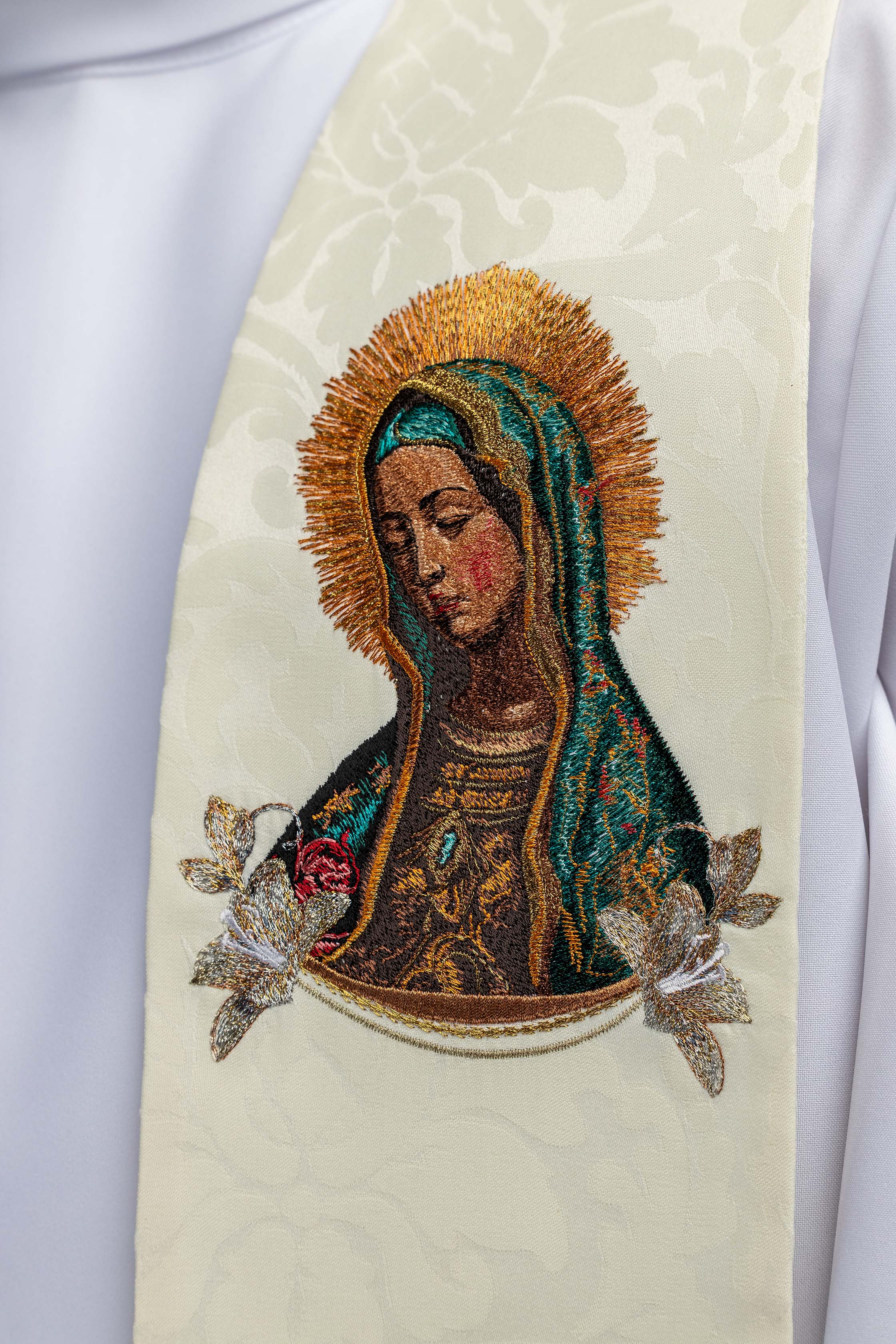 Étole brodée avec l’image de Notre-Dame de Guadalupe