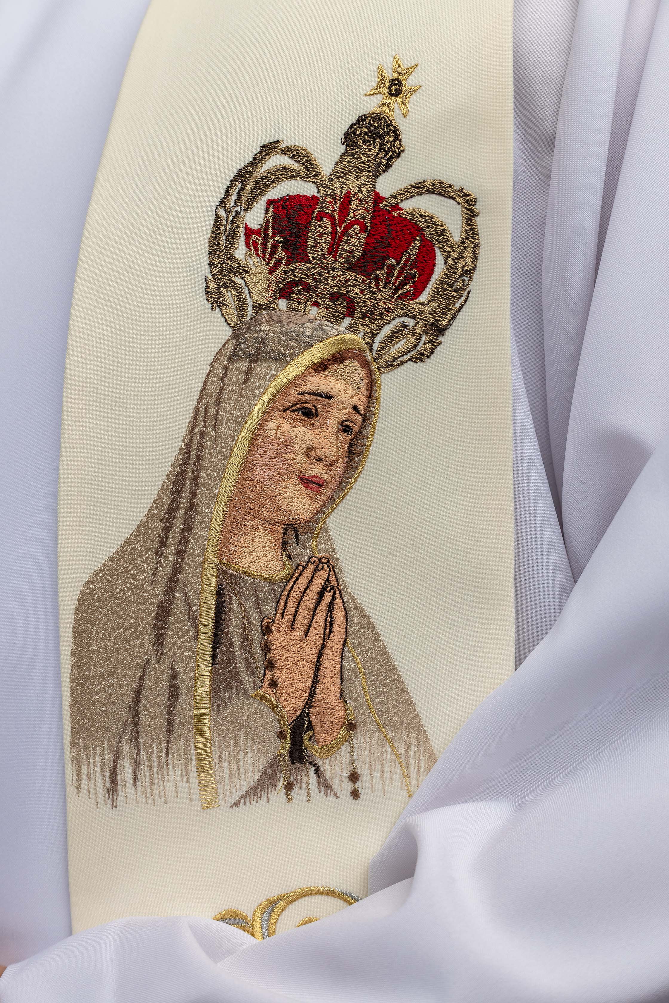 Étole brodée avec l’image de Notre-Dame de Fatima