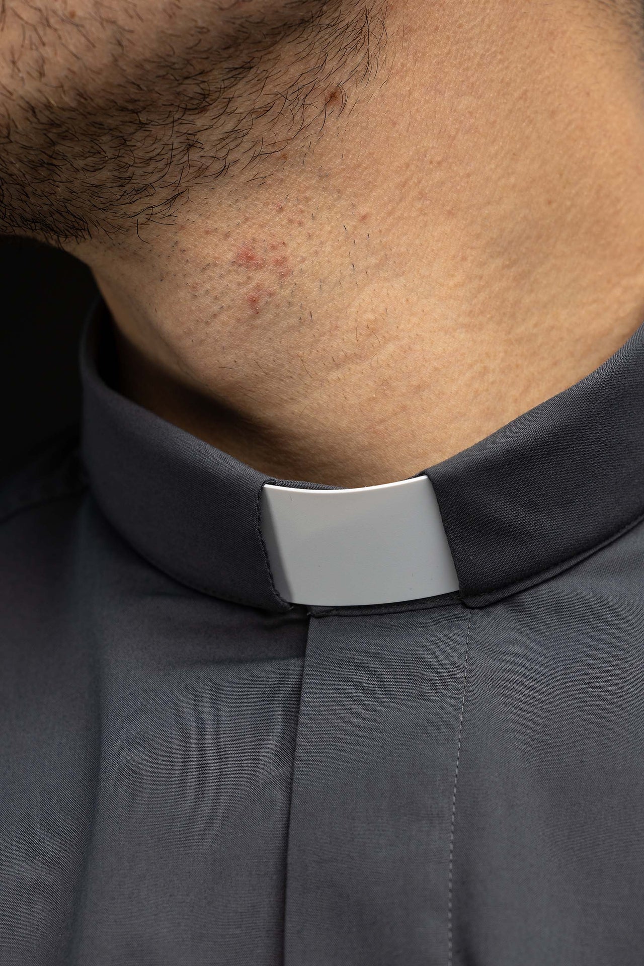 Chemise clergyman gris foncé à manches longues avec col romain