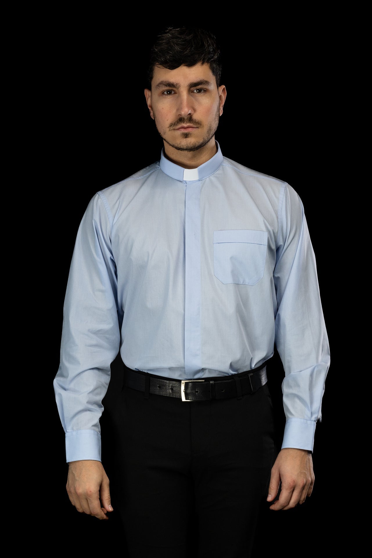 Chemise clergyman bleue à manches longues avec col romain