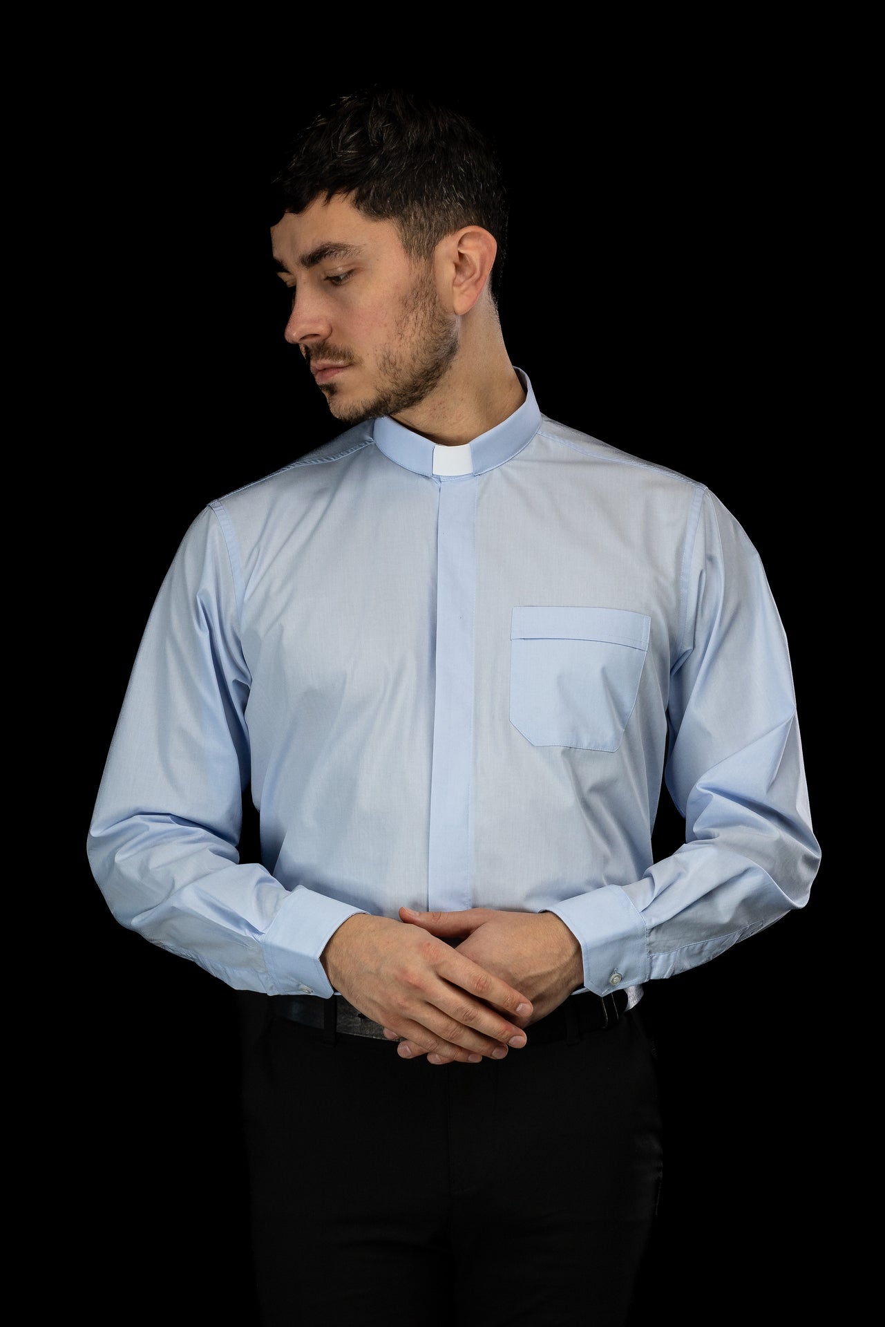 Chemise clergyman bleue à manches longues avec col romain