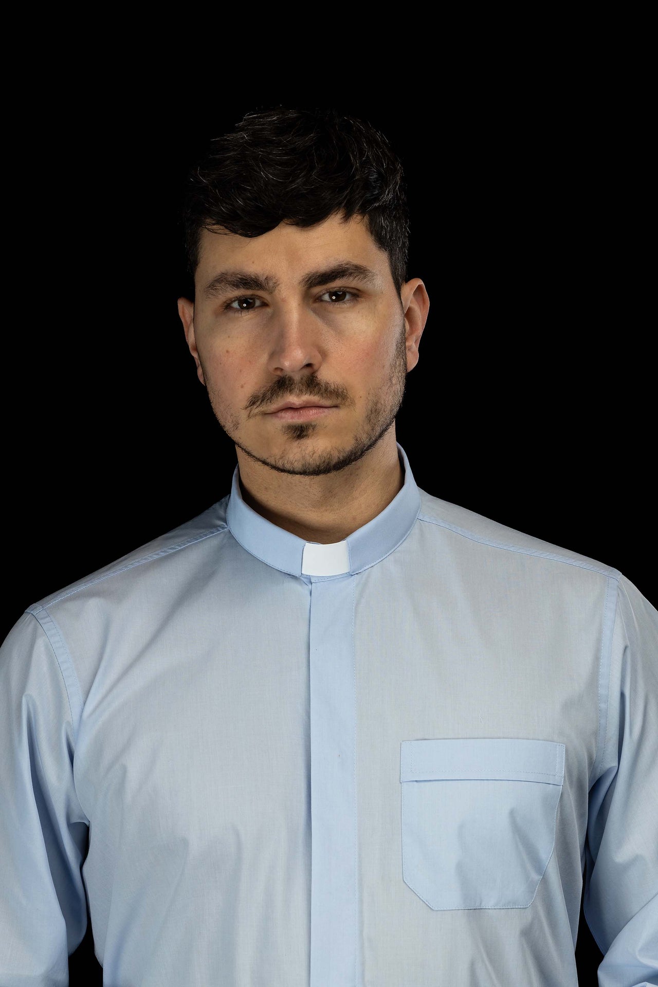 Chemise clergyman bleue à manches longues avec col romain