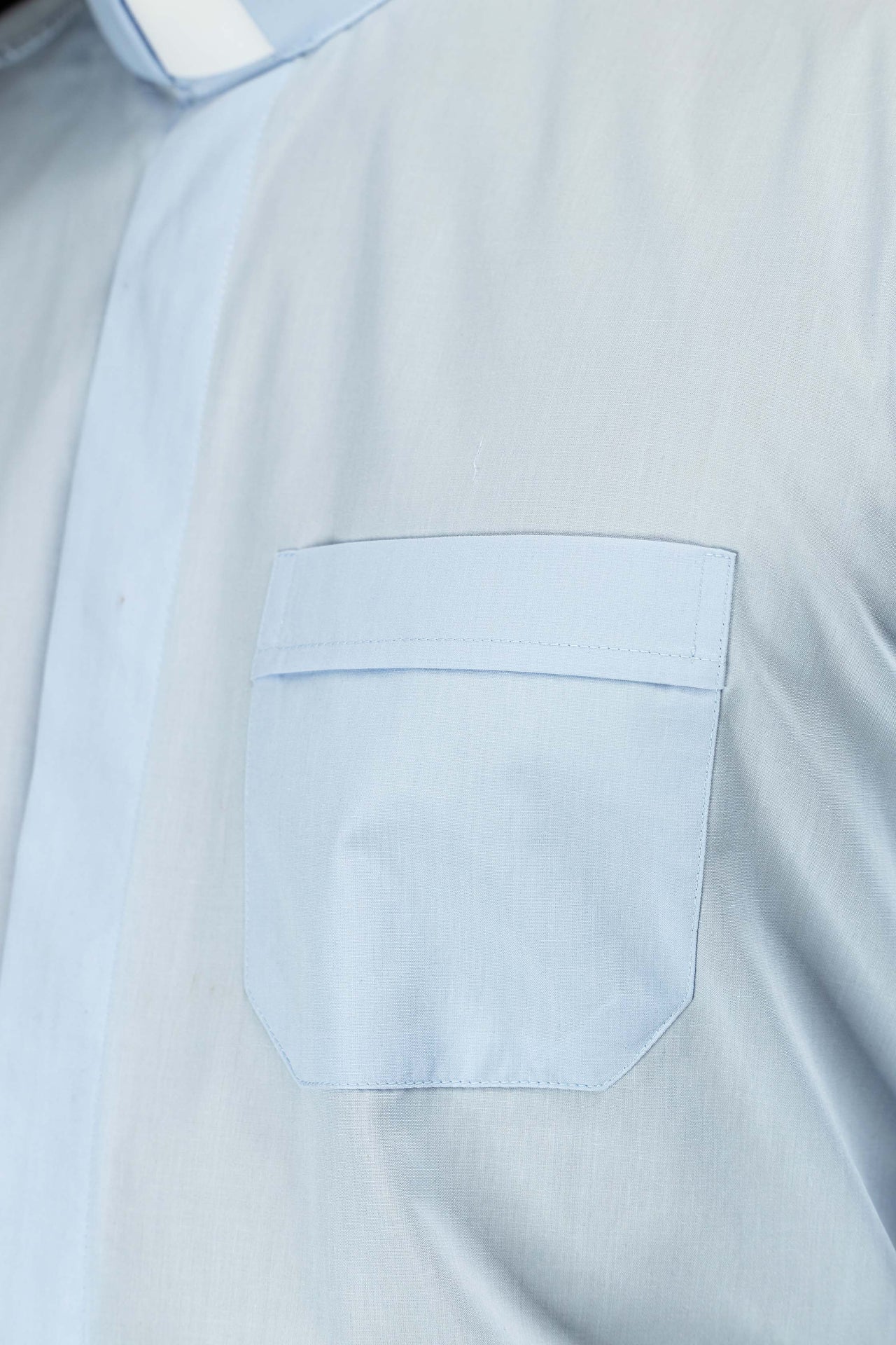 Chemise clergyman bleue à manches longues avec col romain