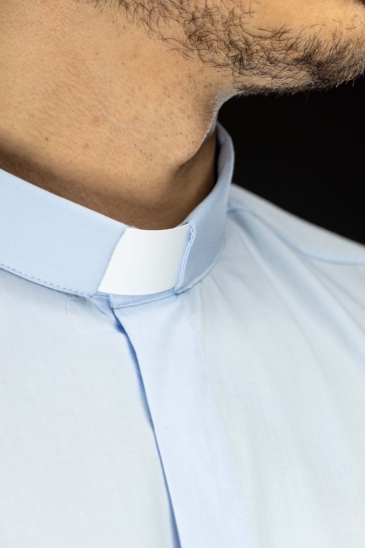 Chemise clergyman bleue à manches longues avec col romain