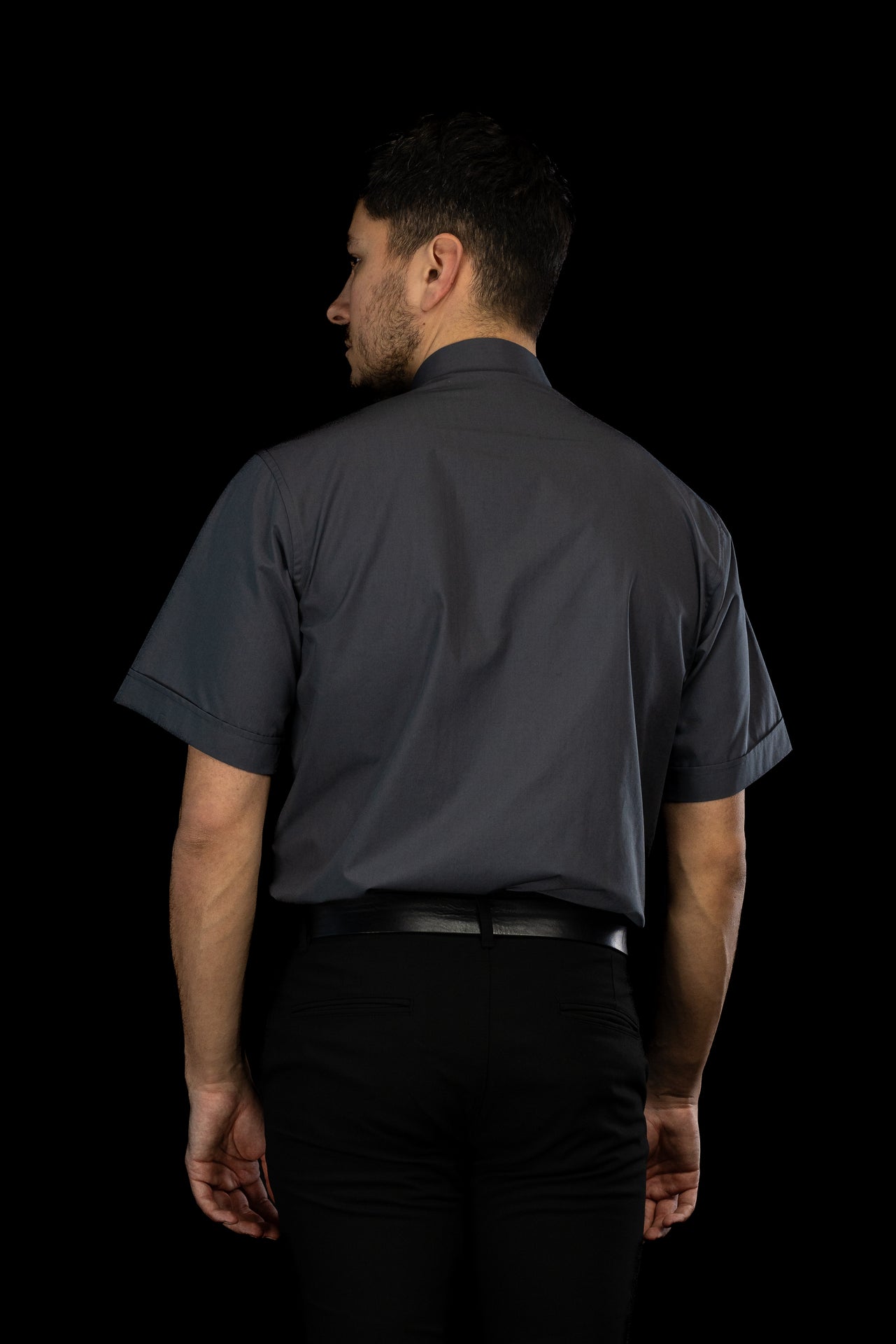 Chemise clergyman gris foncé à manches courtes avec col romain