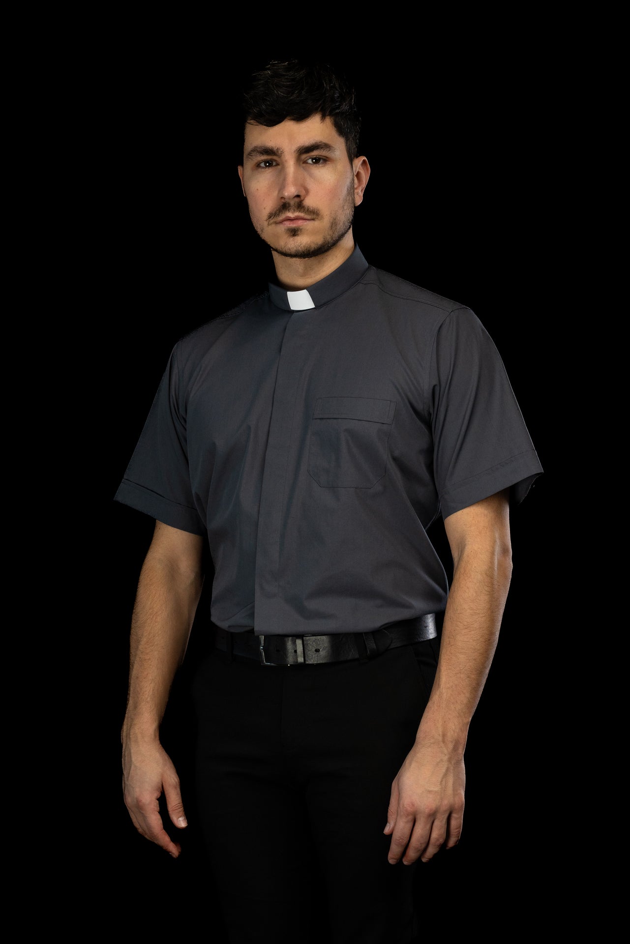Chemise clergyman gris foncé à manches courtes avec col romain