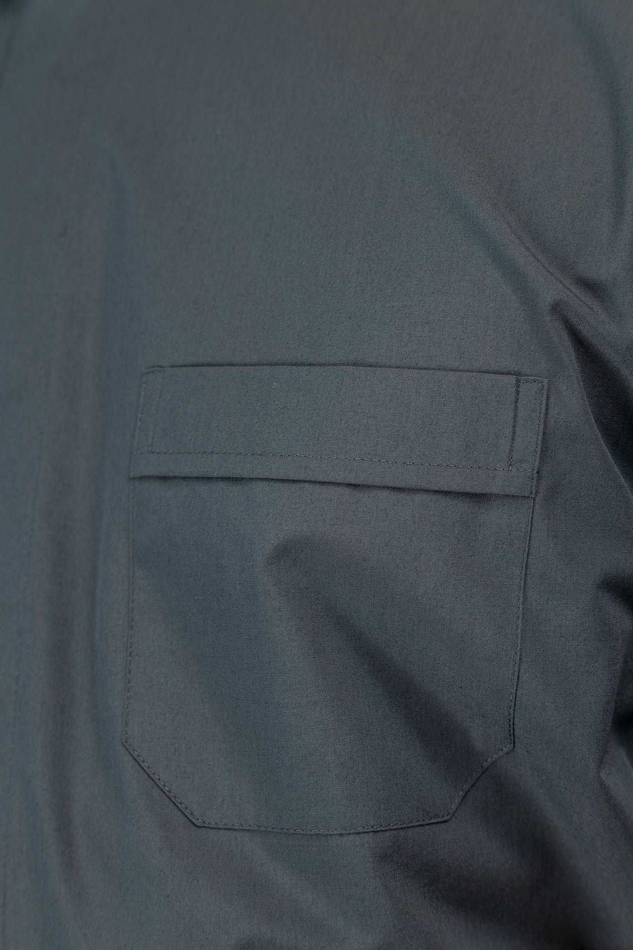 Chemise clergyman gris foncé à manches courtes avec col romain