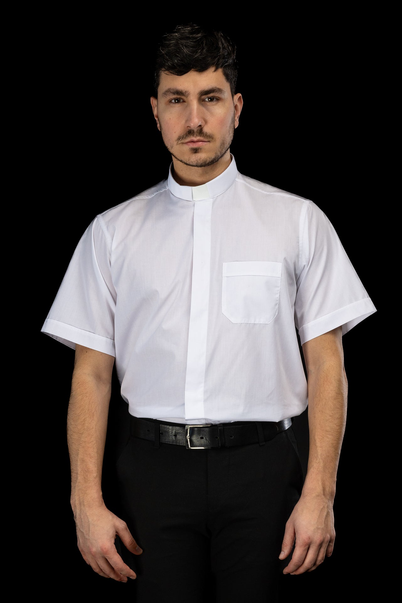 Chemise clergyman blanche à manches courtes avec col romain