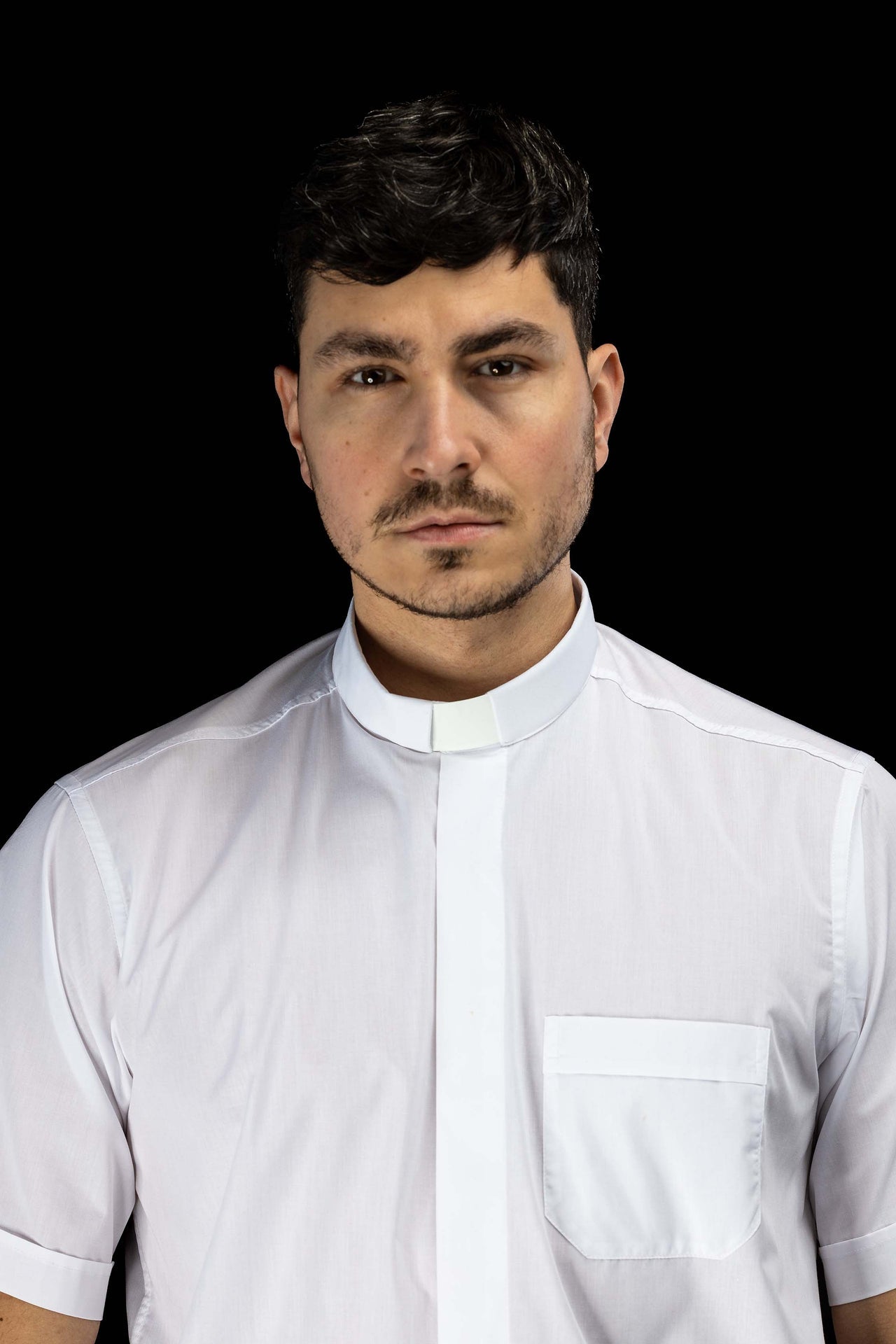 Chemise clergyman blanche à manches courtes avec col romain