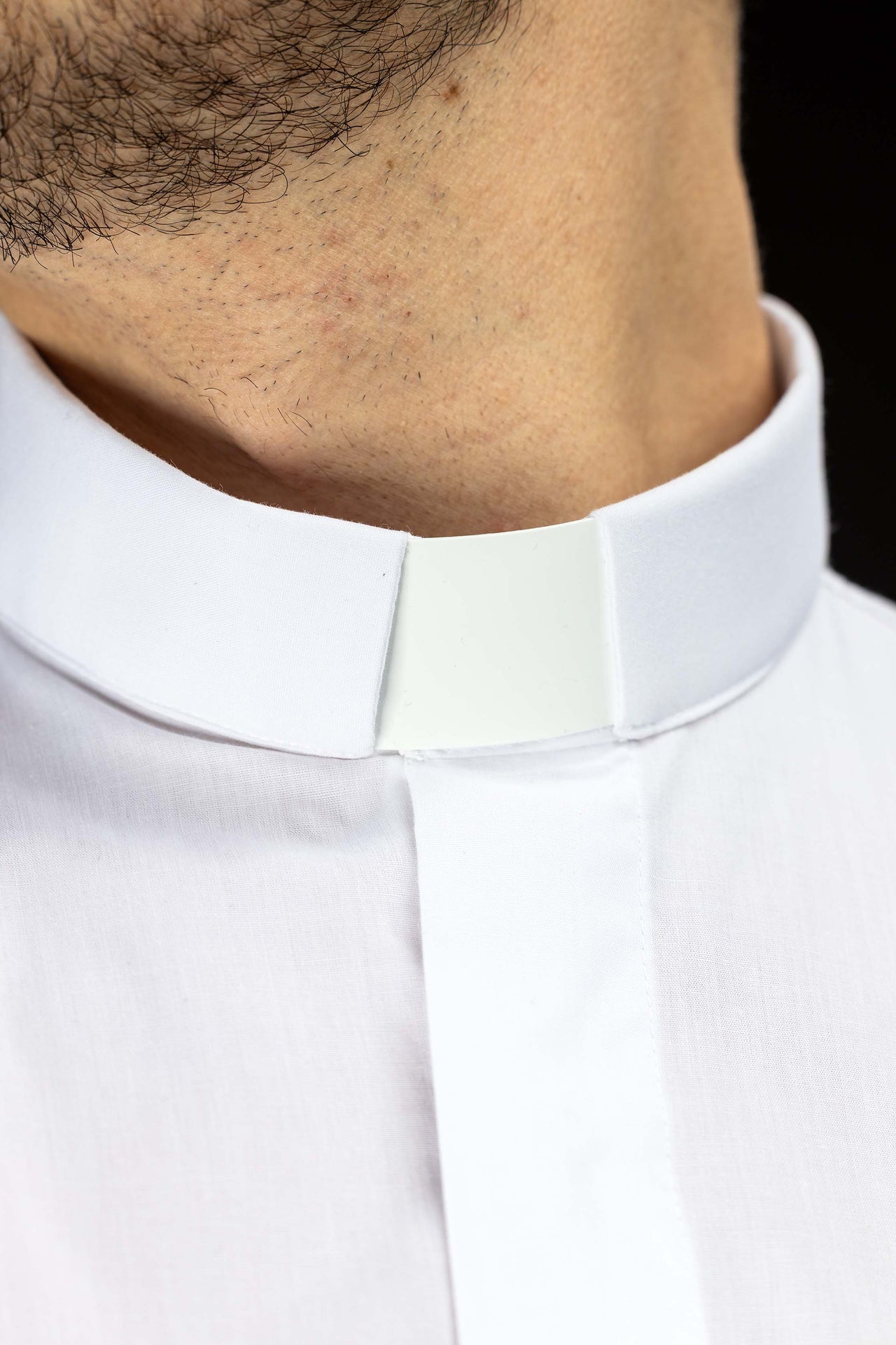 Chemise clergyman blanche à manches courtes avec col romain