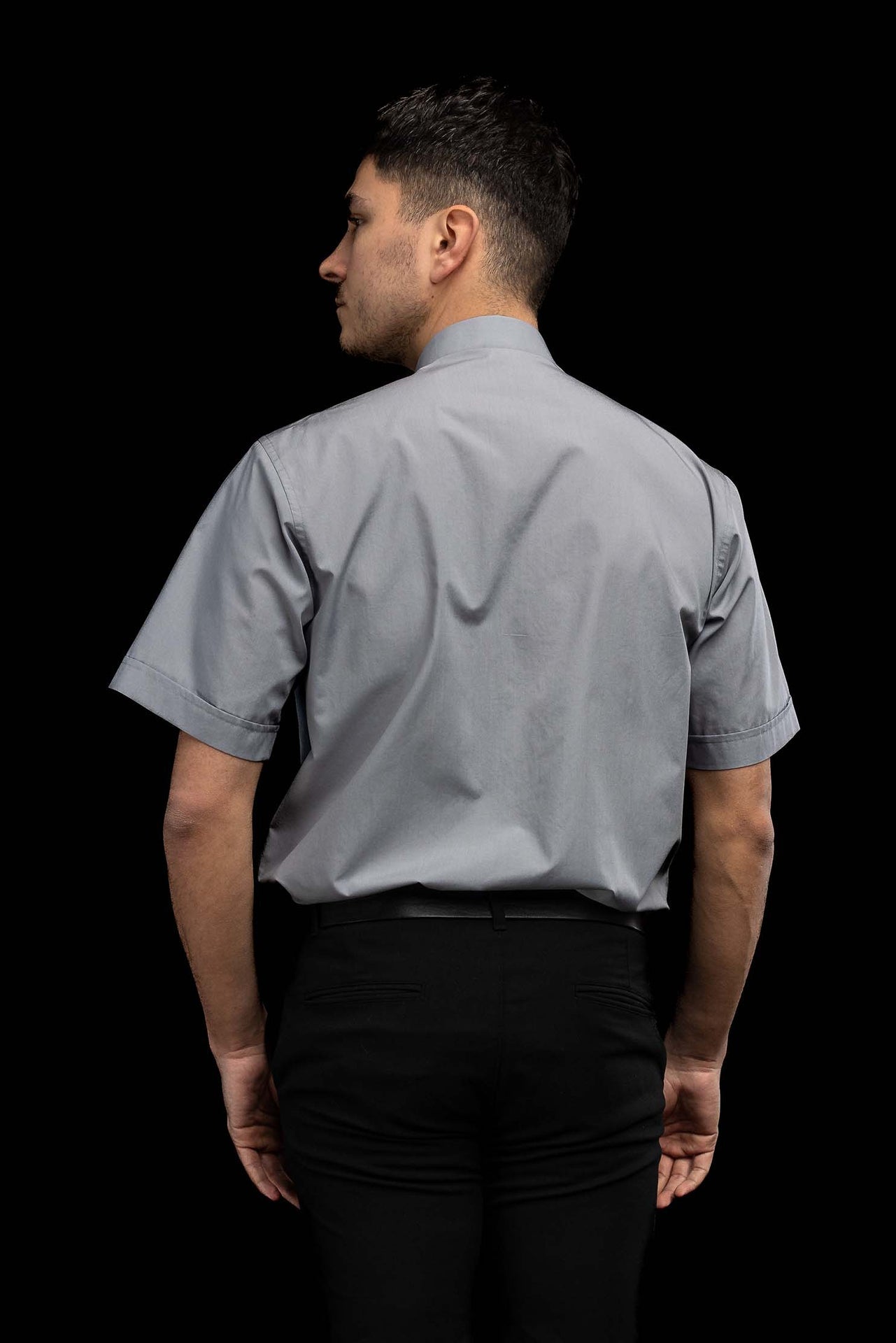 Chemise clergyman gris clair à manches courtes avec col romain