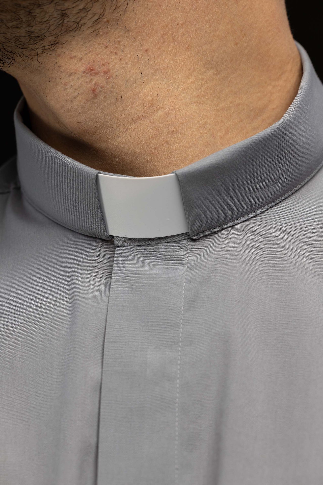 Chemise clergyman gris clair à manches courtes avec col romain